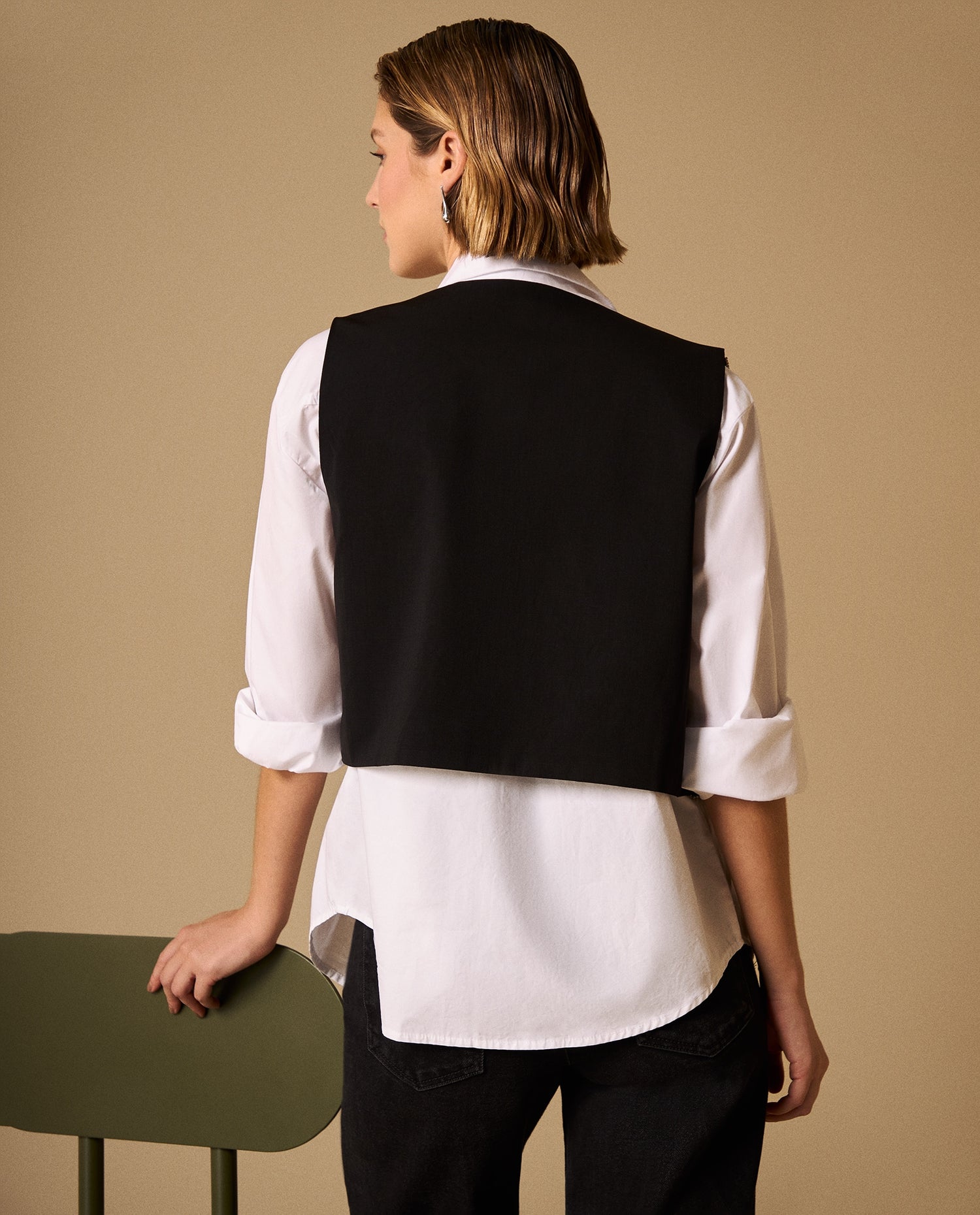 Chaleco Negro con Bordados Paisley Dorados - Negro