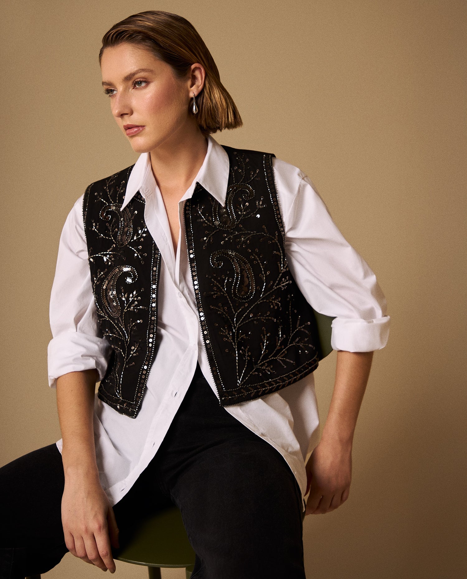 Chaleco Negro con Bordados Paisley Dorados - Negro