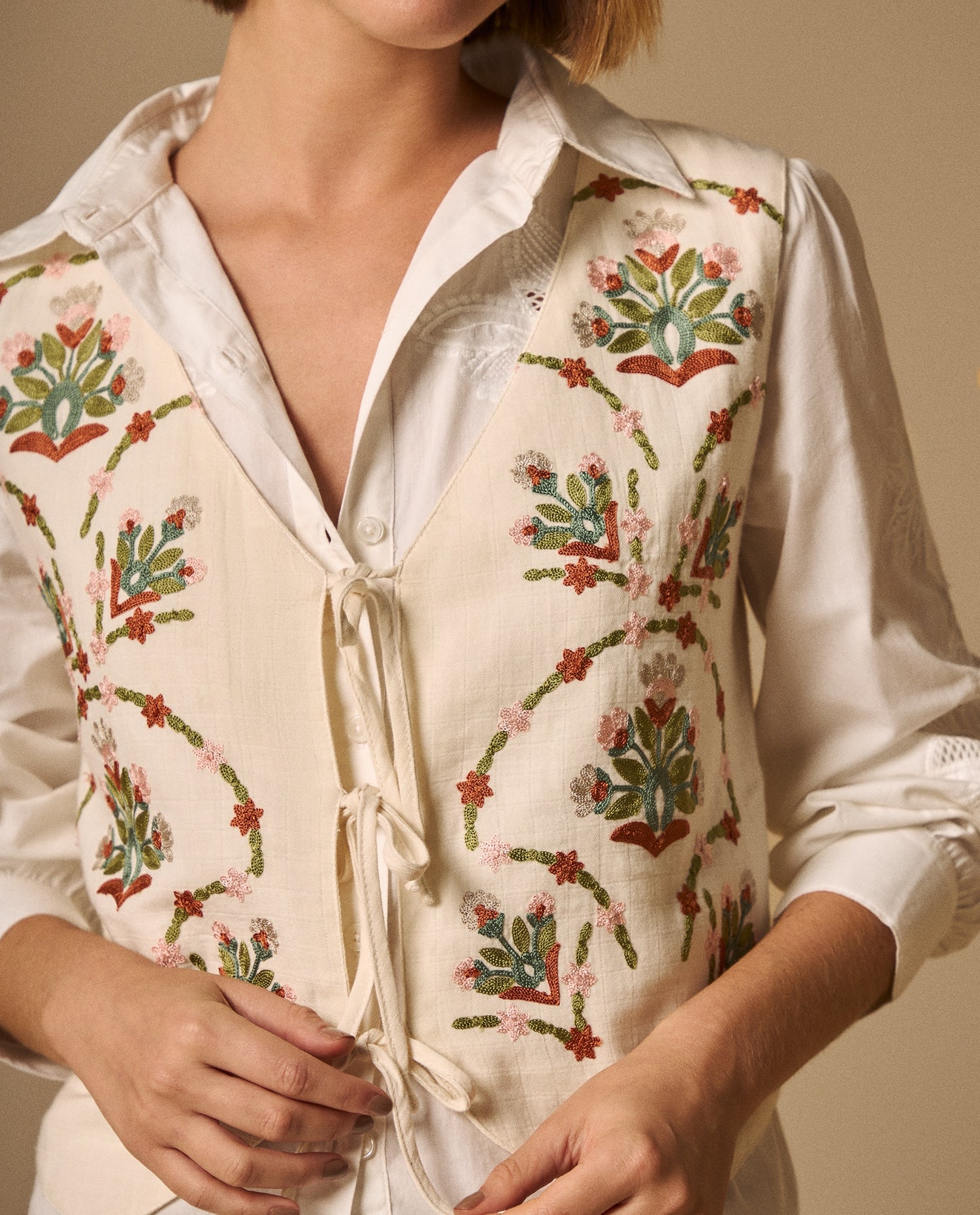 Chaleco Bordado con Motivos Florales - Crudo