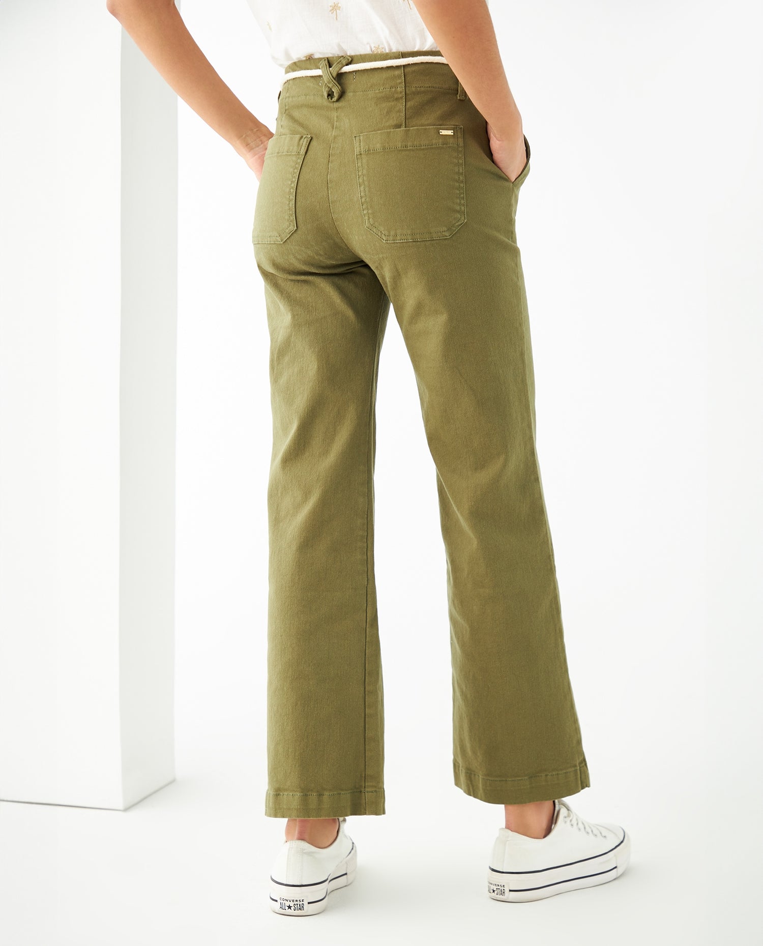 Pantalón con cortes decorativos para mujer - Verde