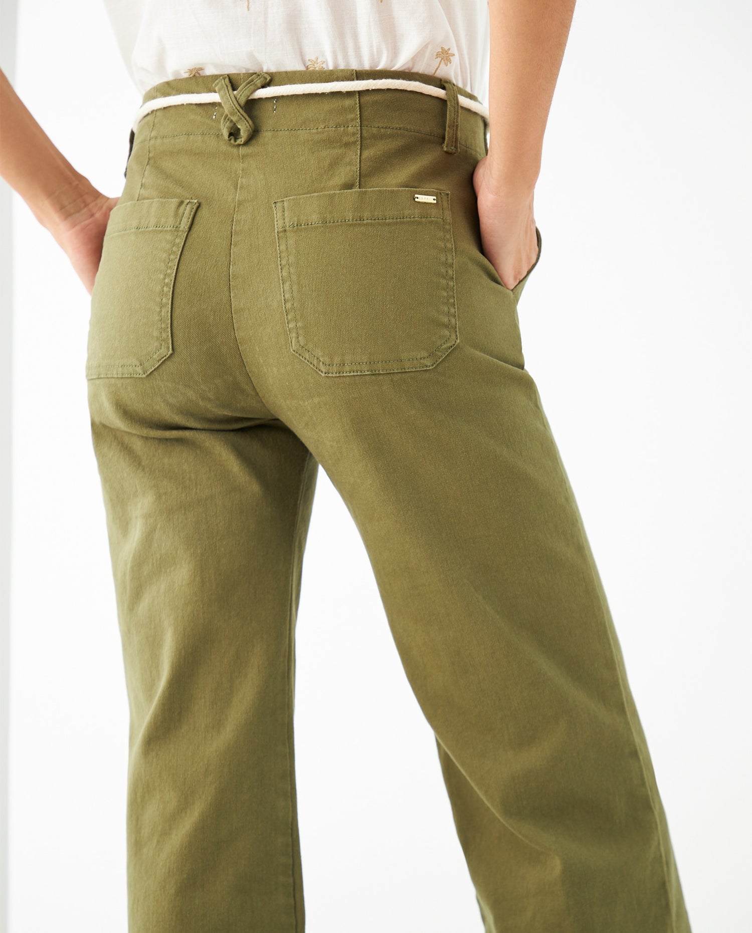 Pantalón con cortes decorativos para mujer - Verde
