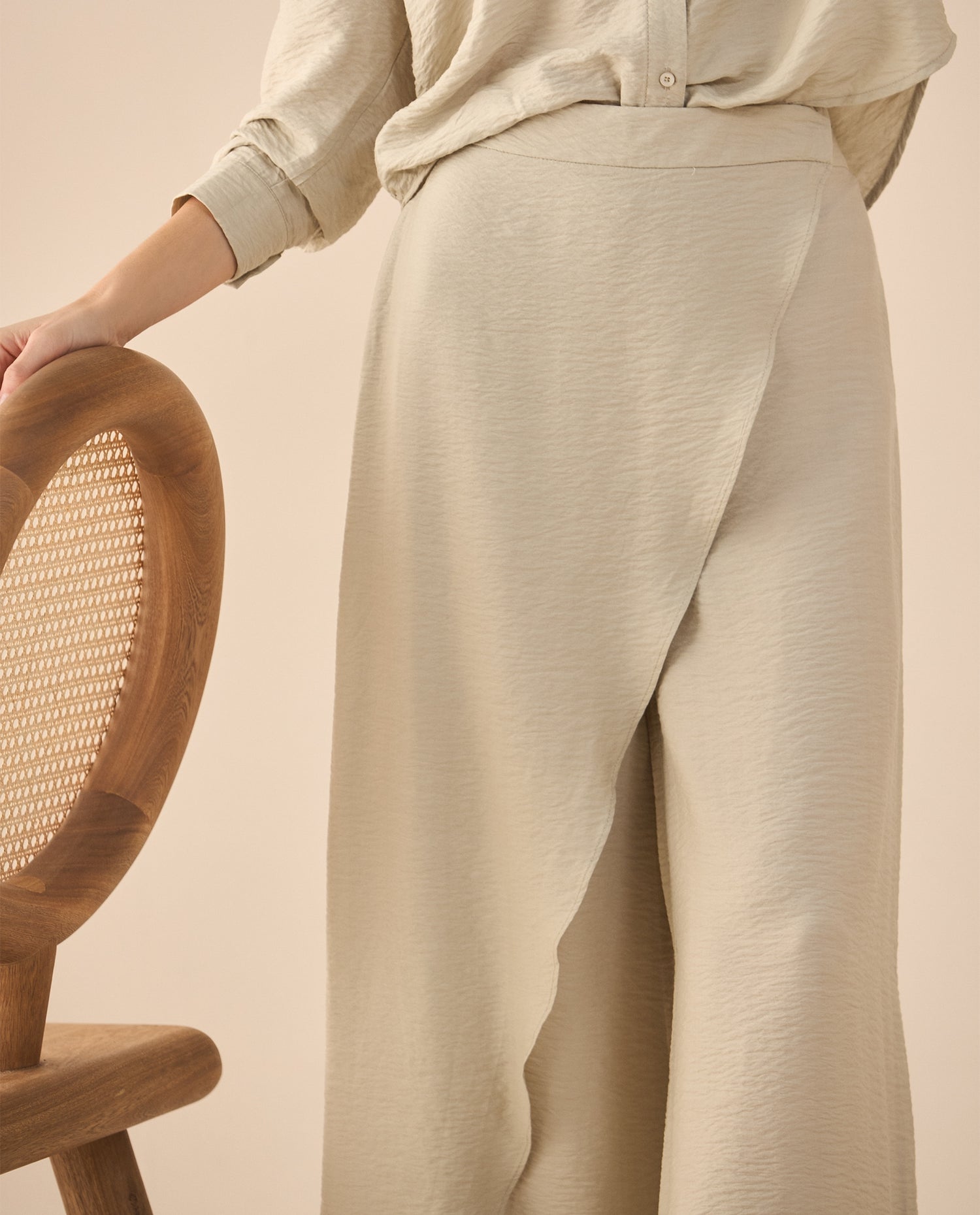 Pantalón de diseño cruzado para mujer - Beige