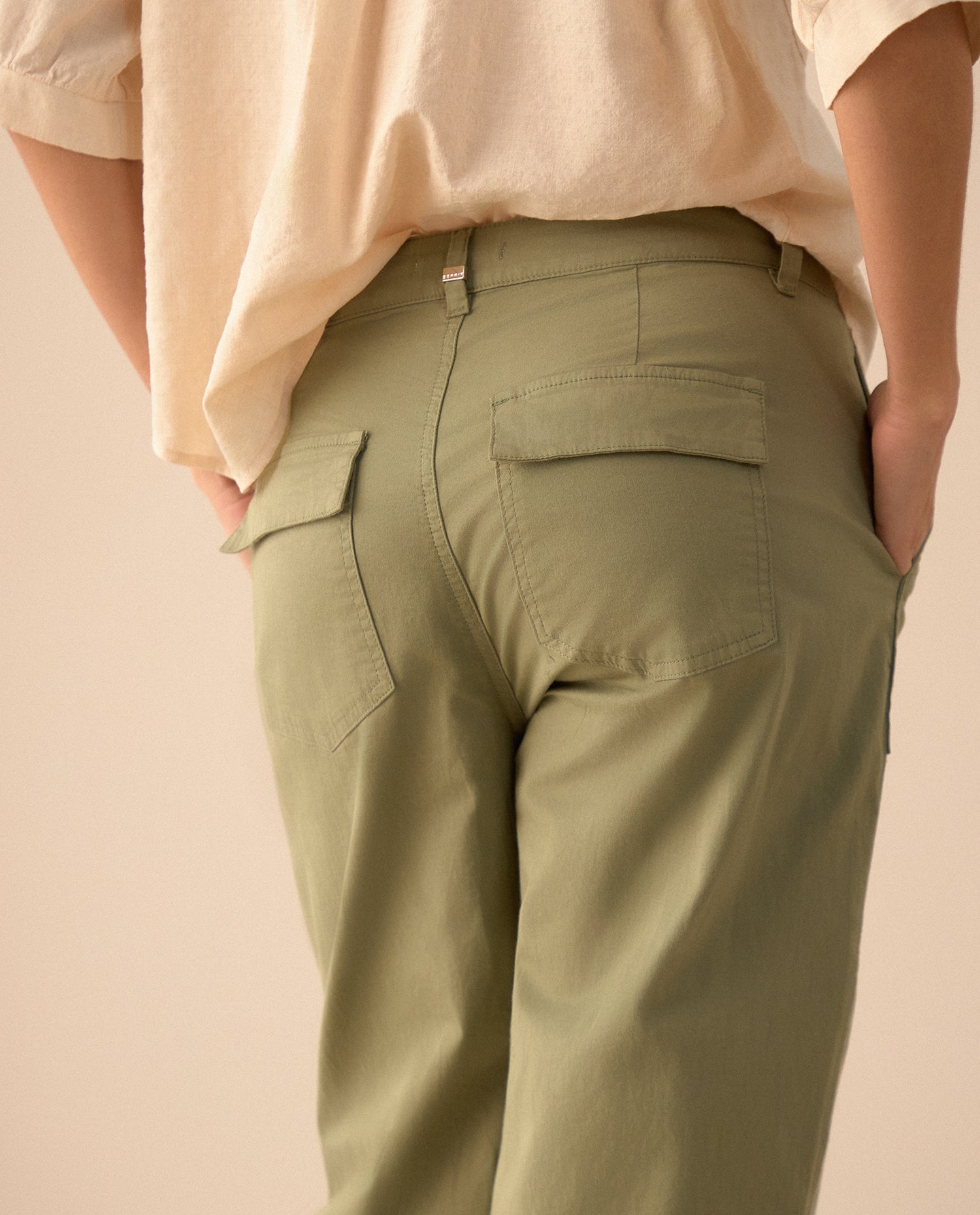 Pantalón con bolsillos de tapa para mujer - Verde