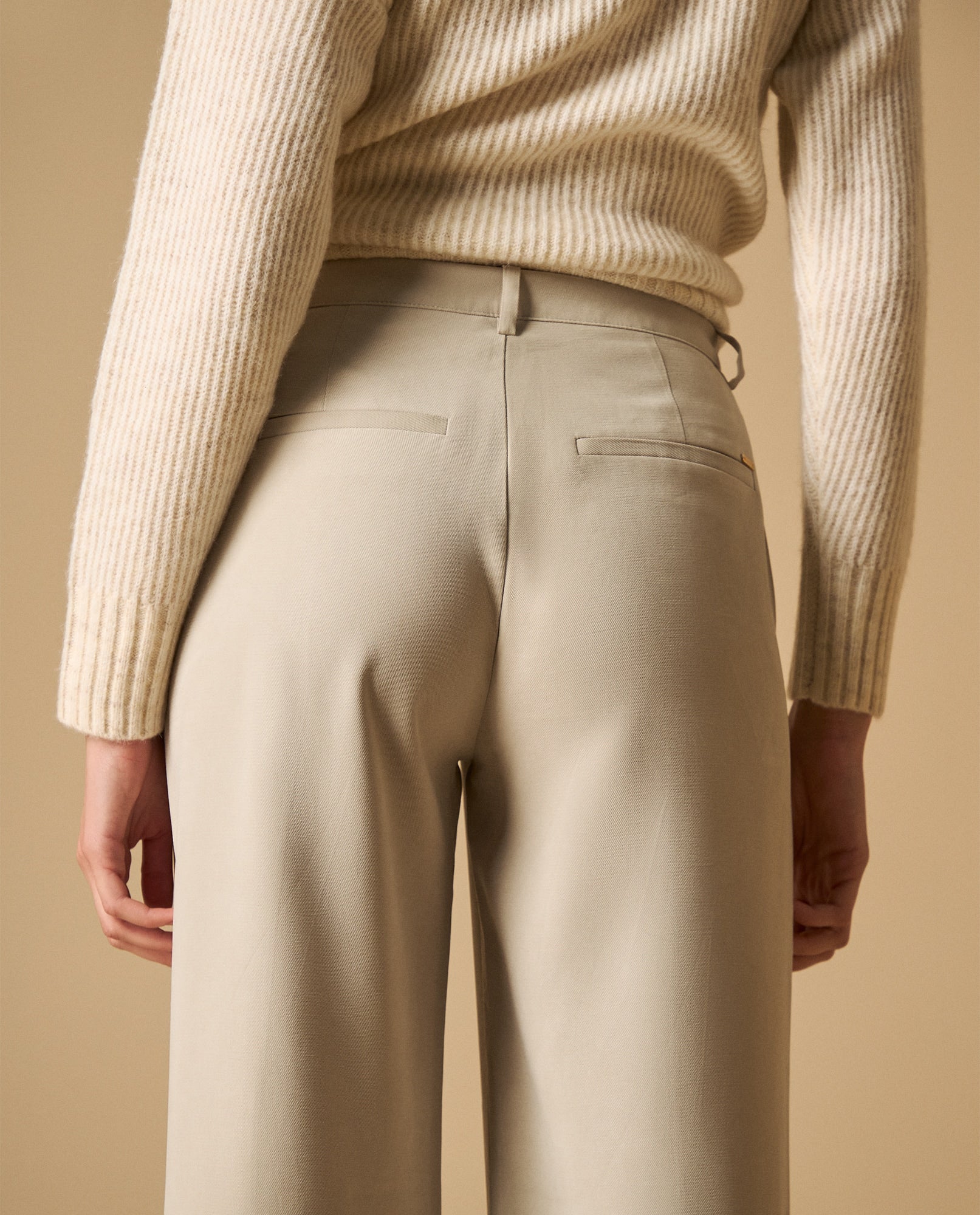 Pantalón fluido con pinzas fit relajado - Gris 34_631H000_GRI146408_6
