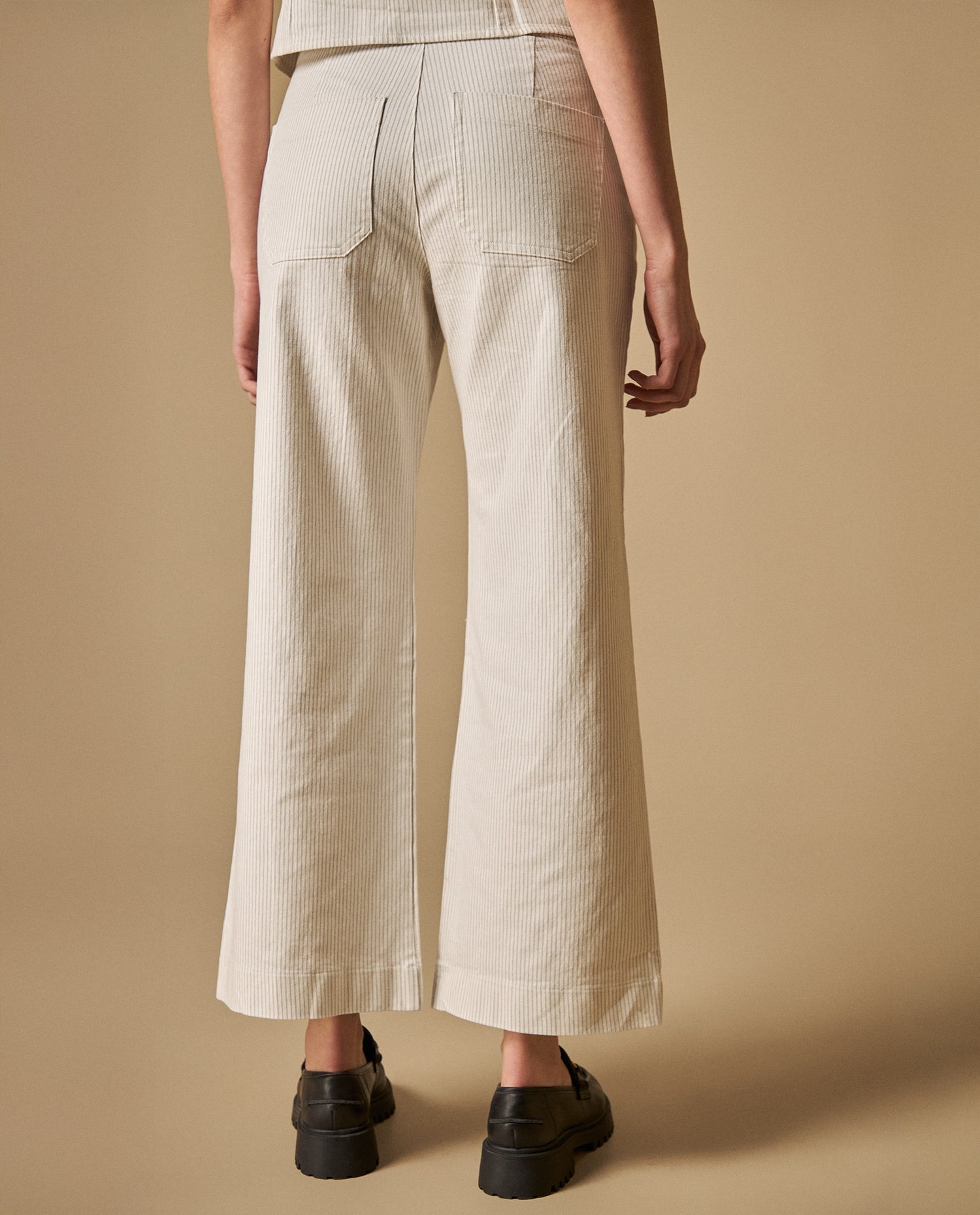 Pantalón ancho con botones decorativos silueta relajada - Blanco