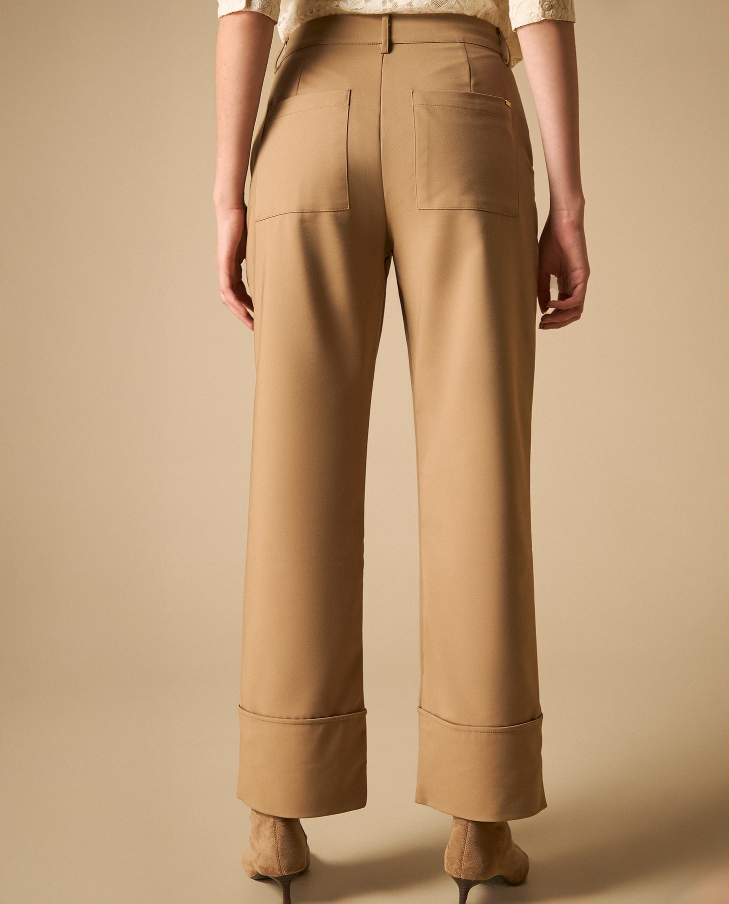 Pantalón recto con ruedo doblado - Beige