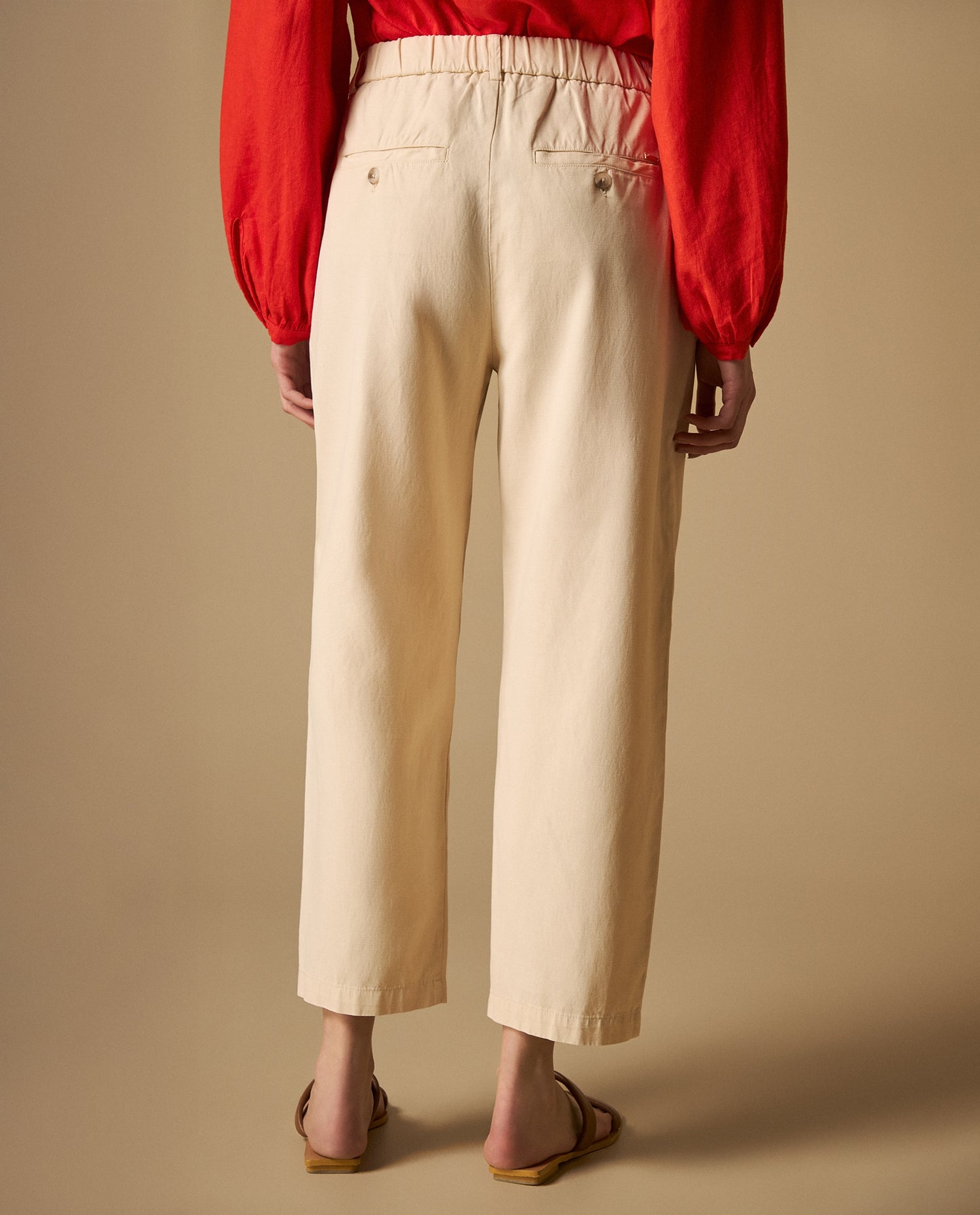 Pantalón straight con pinzas frontales - Crudo
