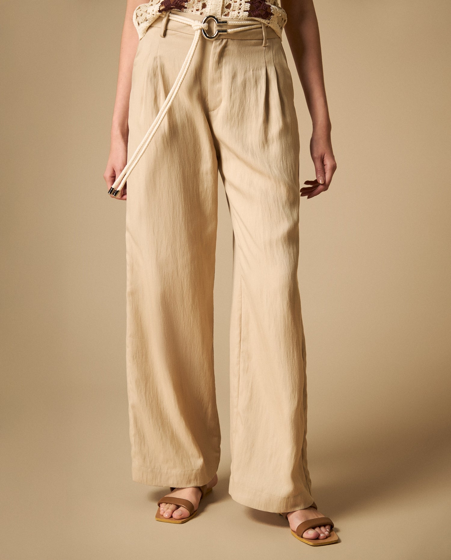 Pantalón largo con cinturón de silueta relajada - Beige