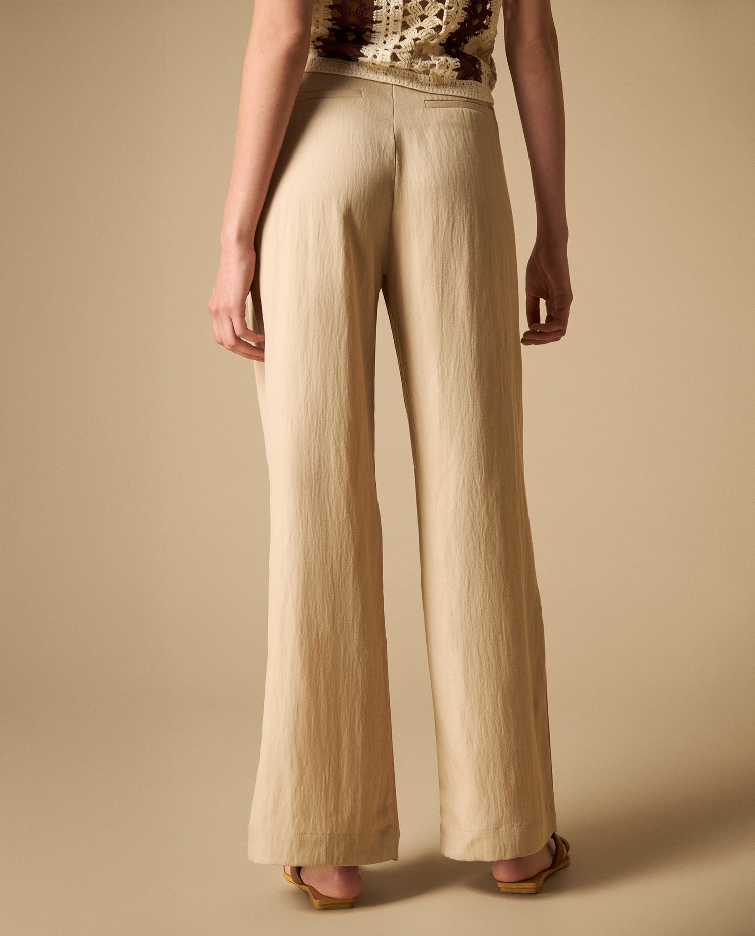 Pantalón largo con cinturón de silueta relajada - Beige