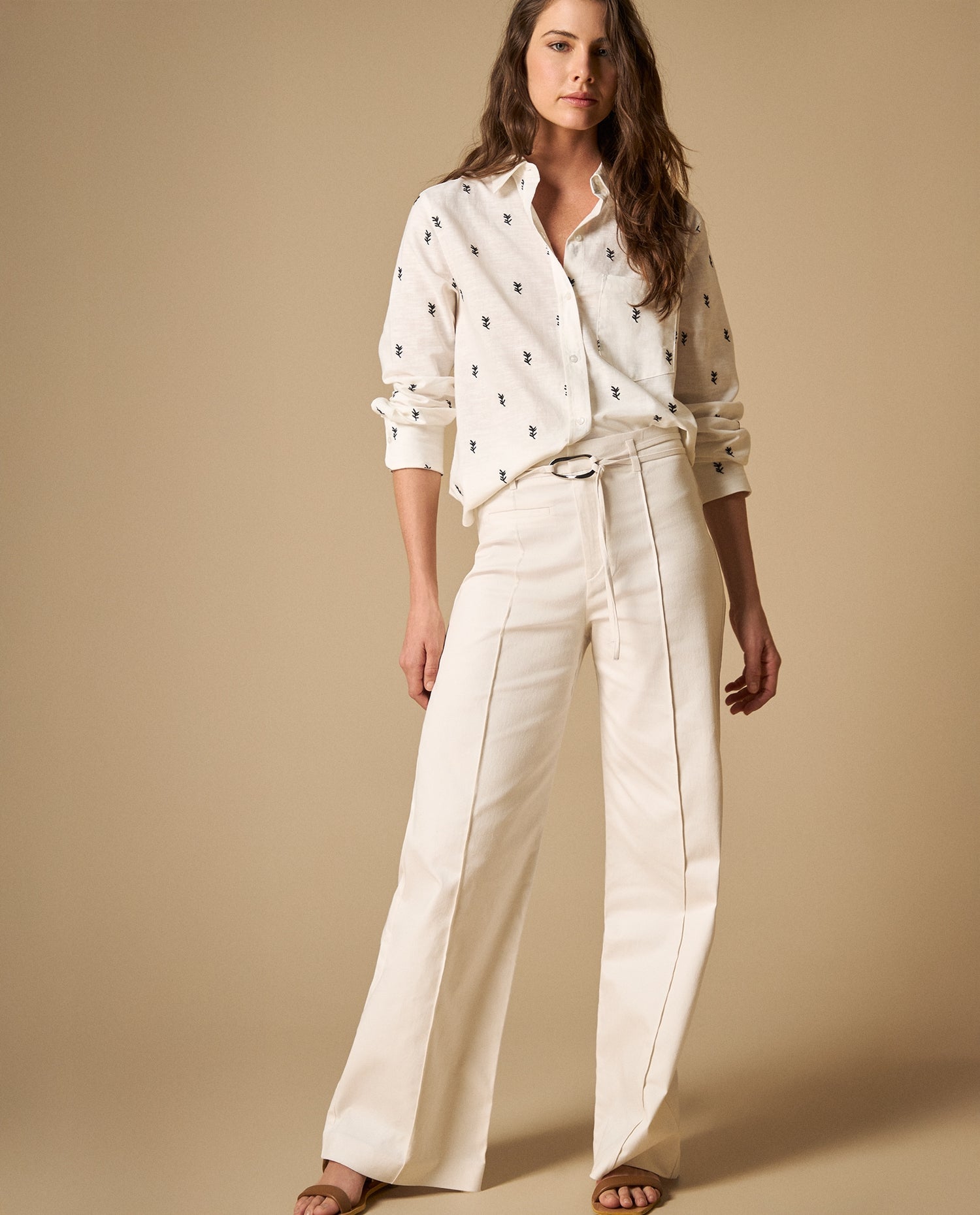 Pantalón recto con pliegues frontales y cinturón - Crudo