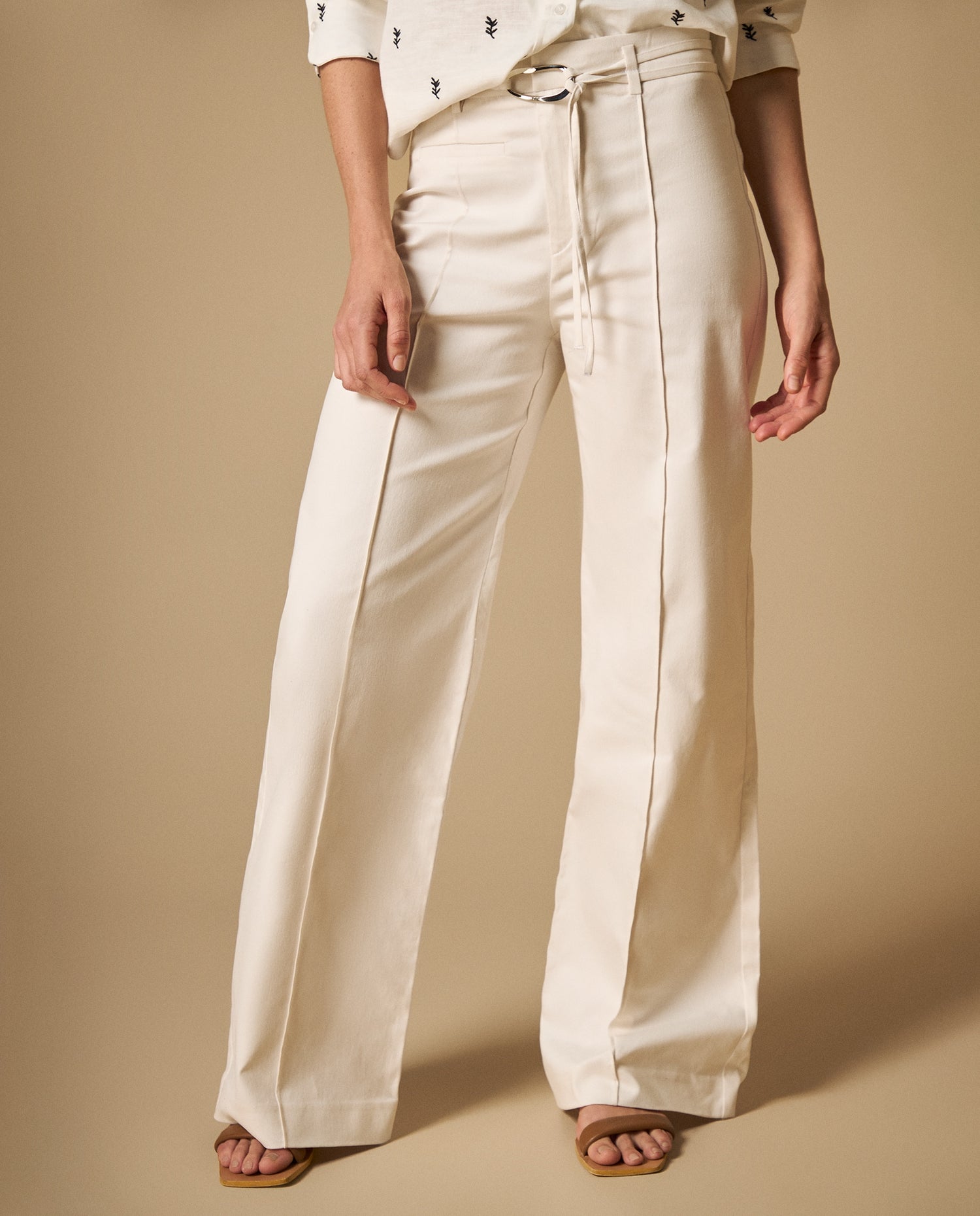 Pantalón recto con pliegues frontales y cinturón - Crudo