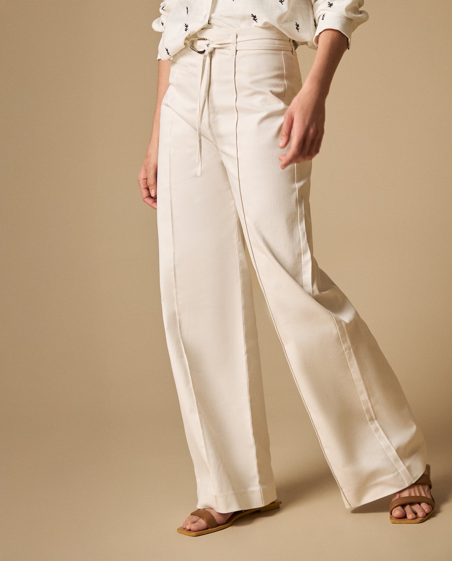 Pantalón recto con pliegues frontales y cinturón - Crudo