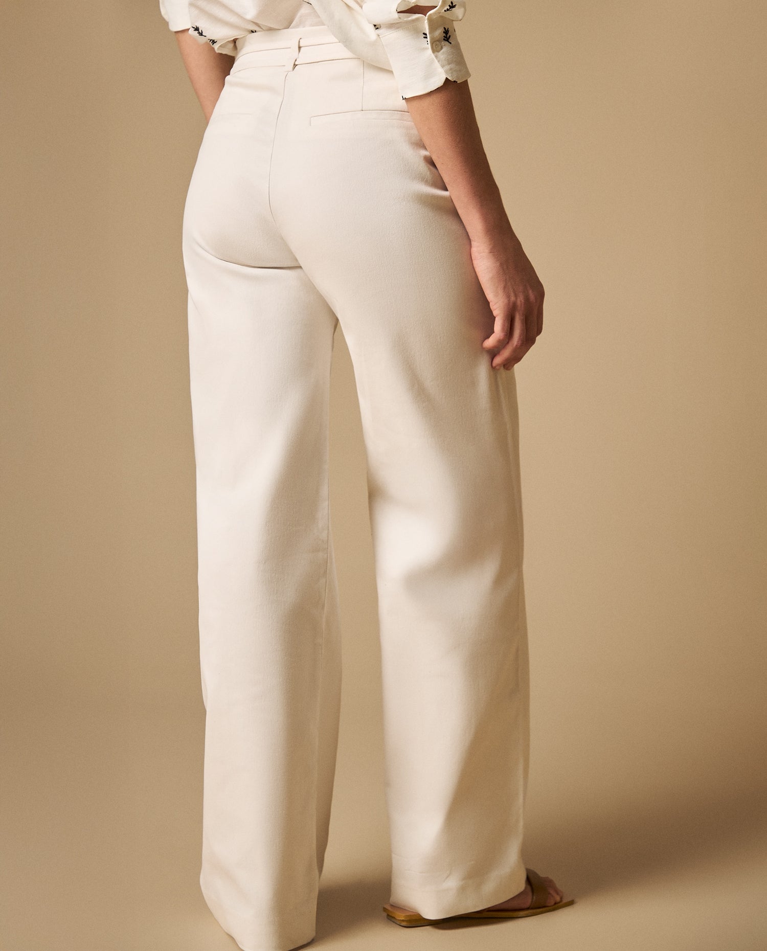 Pantalón recto con pliegues frontales y cinturón - Crudo