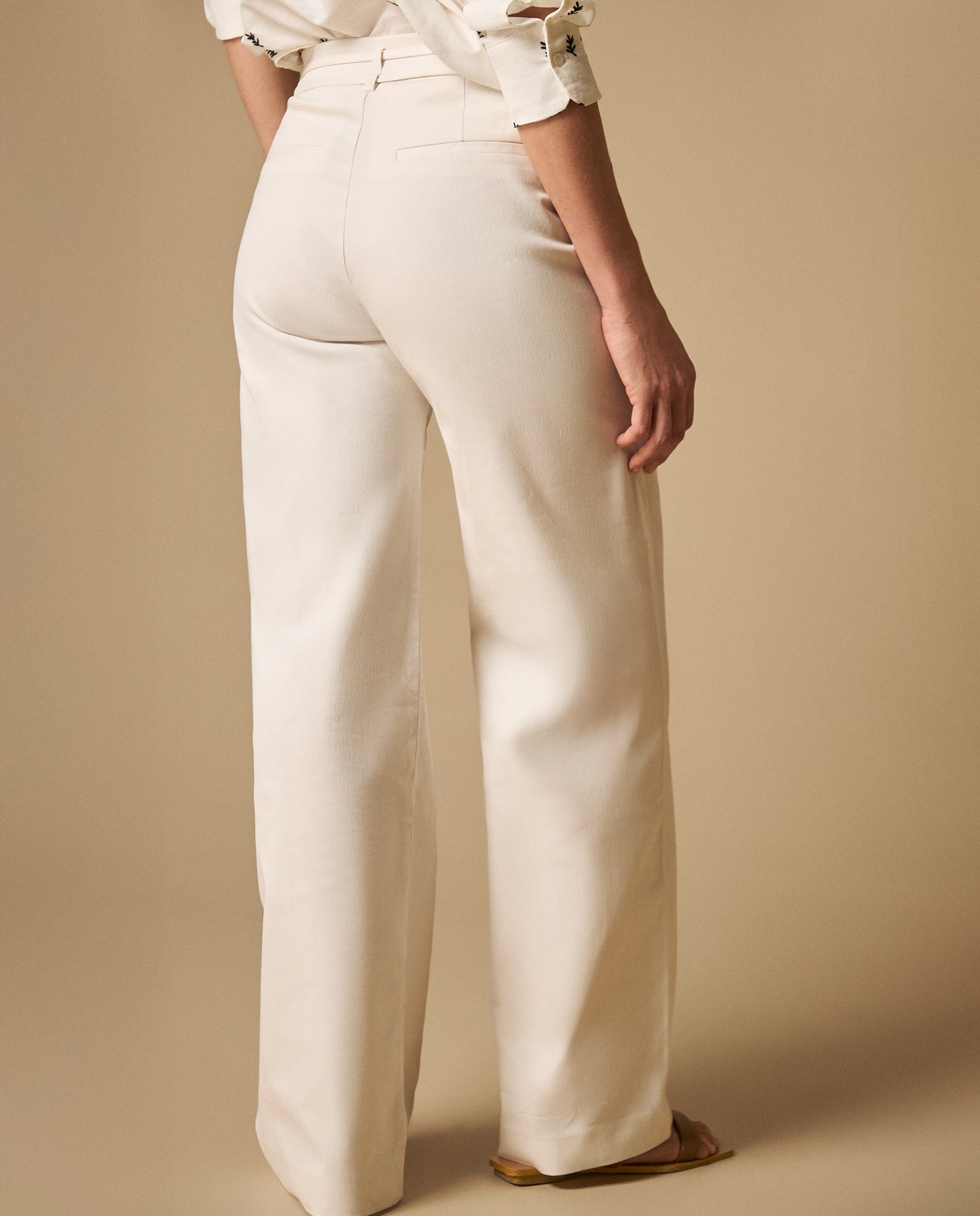 Pantalón recto con pliegues frontales y cinturón - Crudo 34_631H020_CRU111001_6
