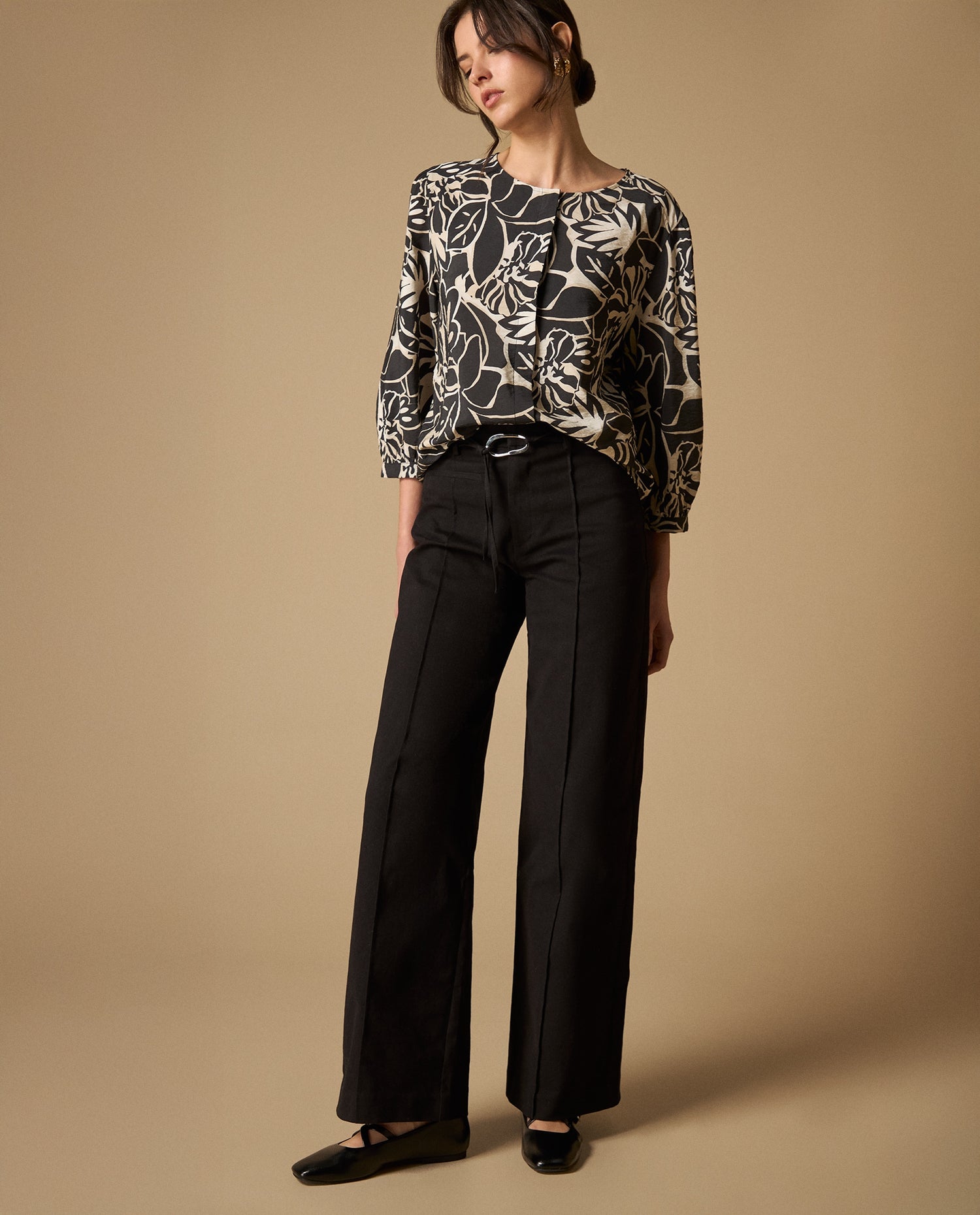 Pantalón recto con pliegues frontales y cinturón - Negro