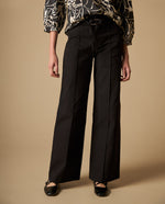 Pantalón recto con pliegues frontales y cinturón - Negro