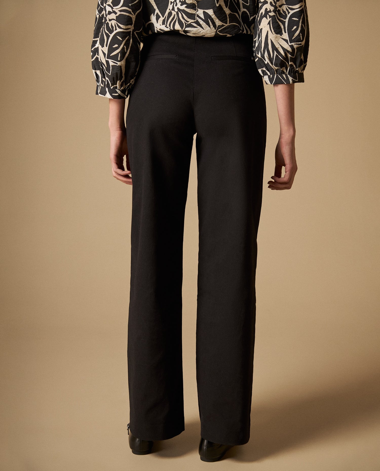 Pantalón recto con pliegues frontales y cinturón - Negro