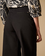 Pantalón recto con pliegues frontales y cinturón - Negro