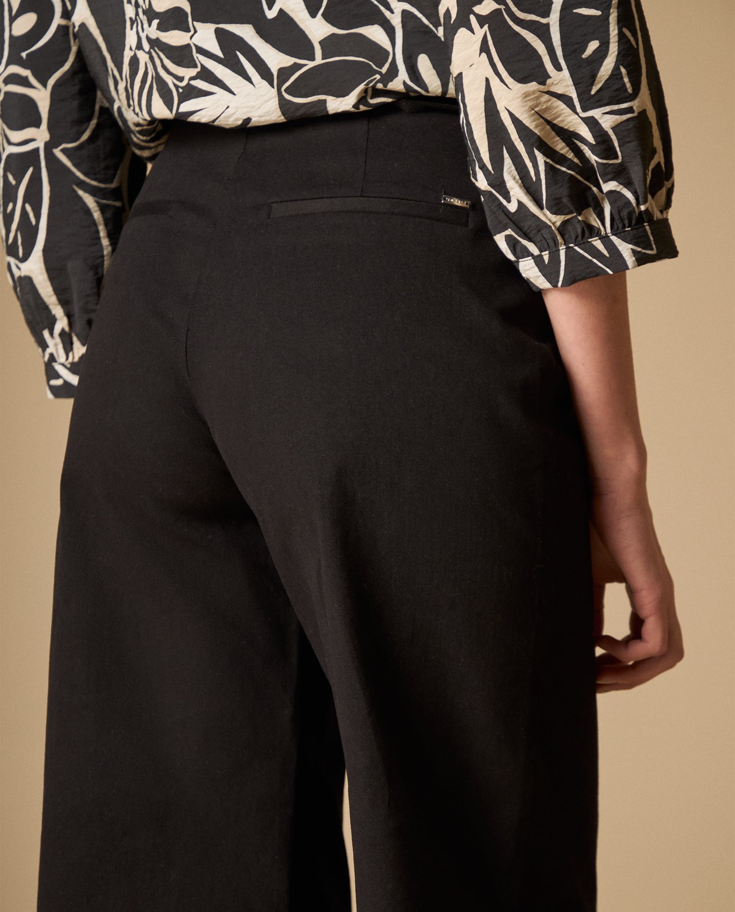 Pantalón recto con pliegues frontales y cinturón - Negro