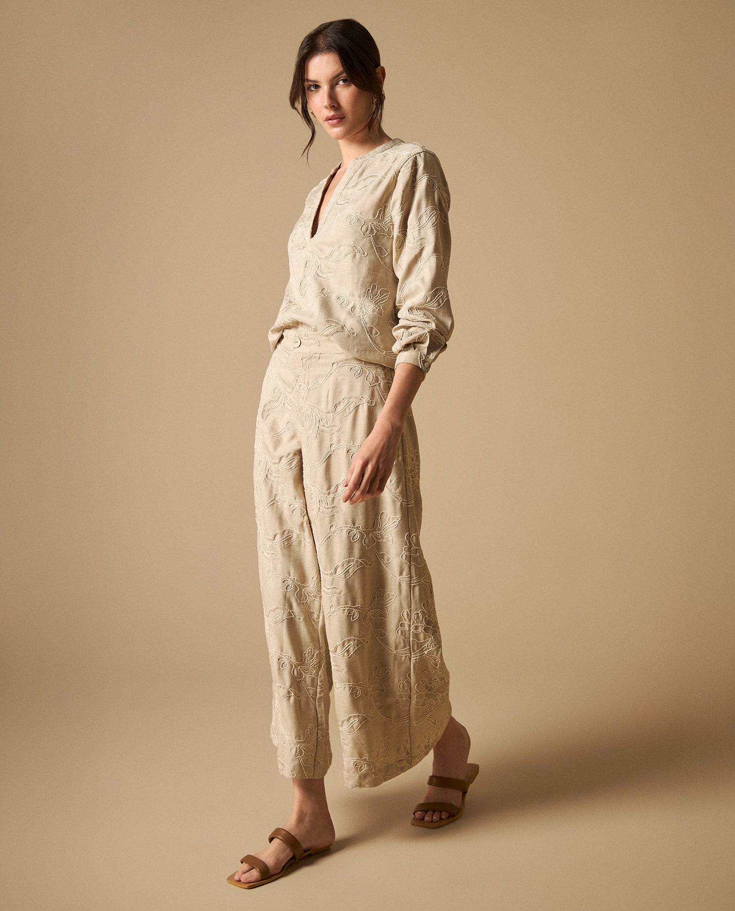 Pantalón chino crop silueta relajada - Beige