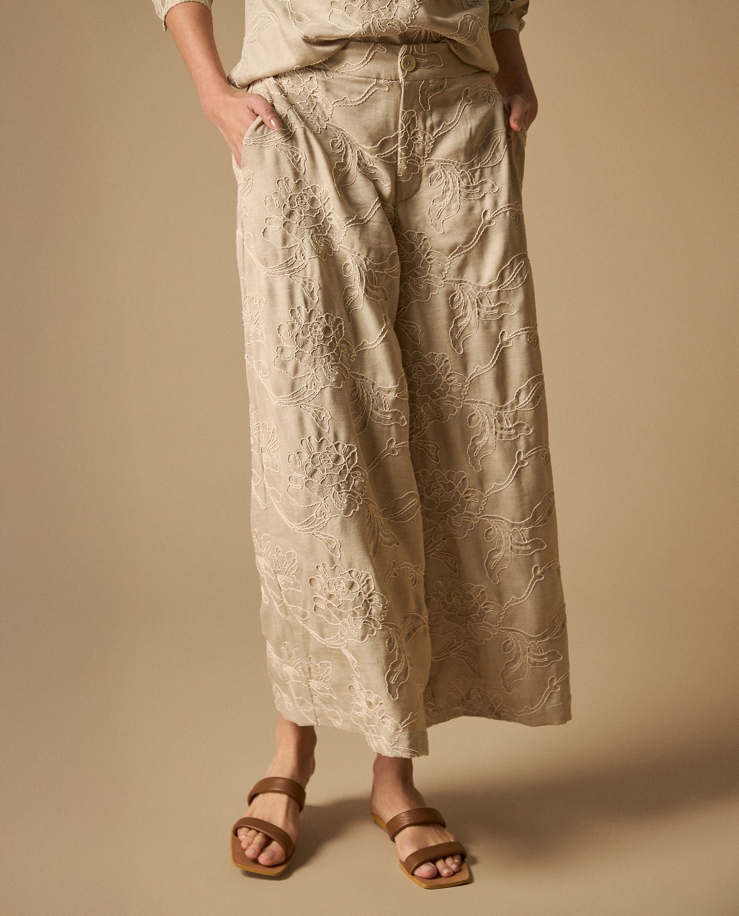 Pantalón chino crop silueta relajada - Beige