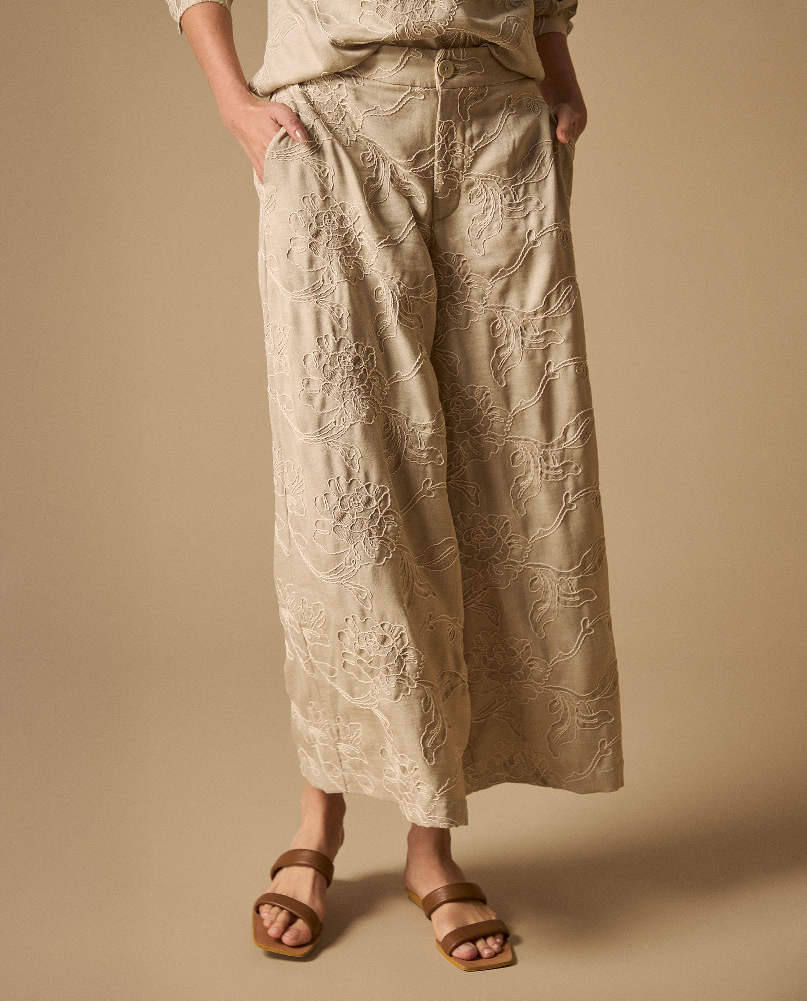 Pantalón chino crop silueta relajada - Beige 34_631H022_BEI151306_3