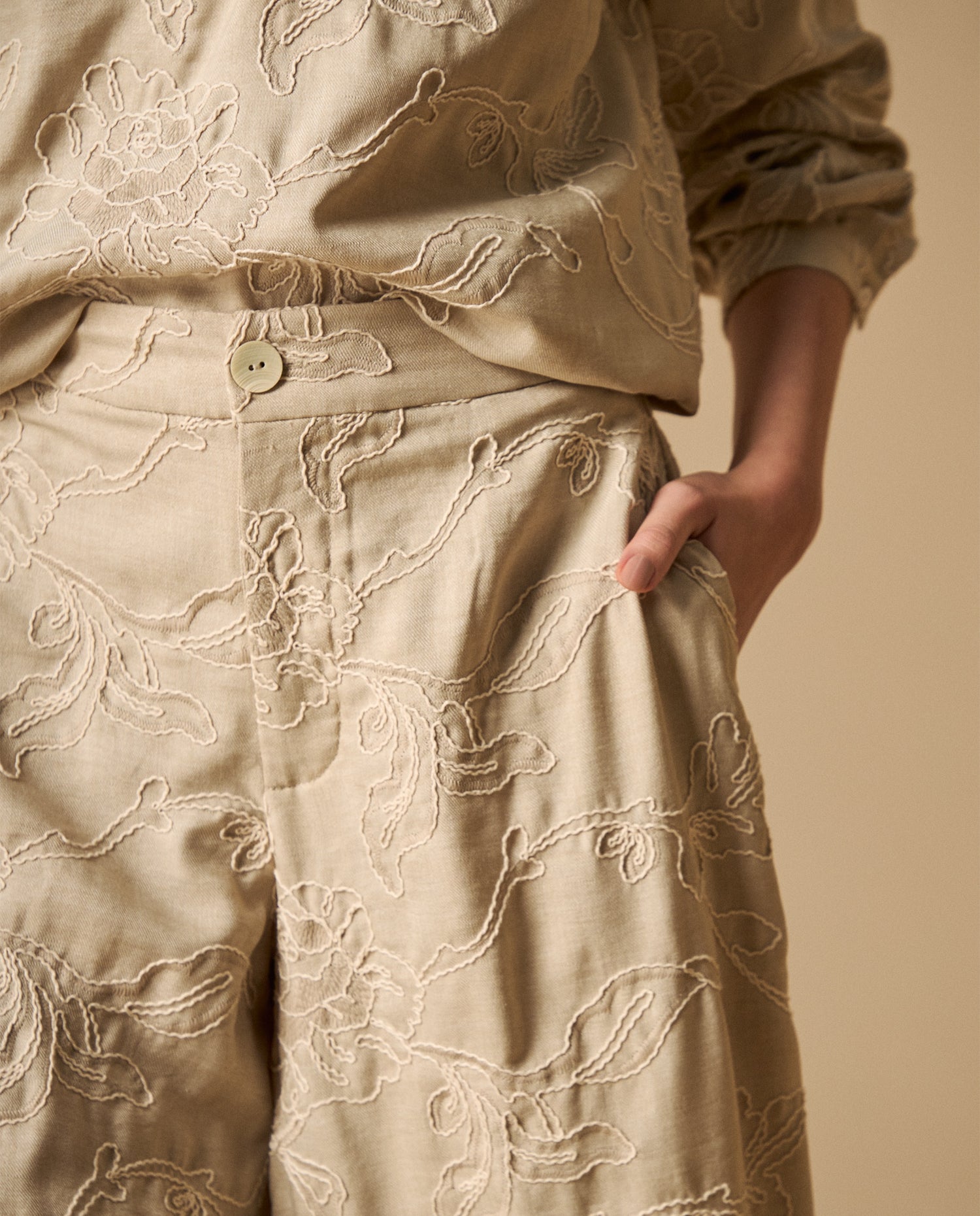 Pantalón chino crop silueta relajada - Beige