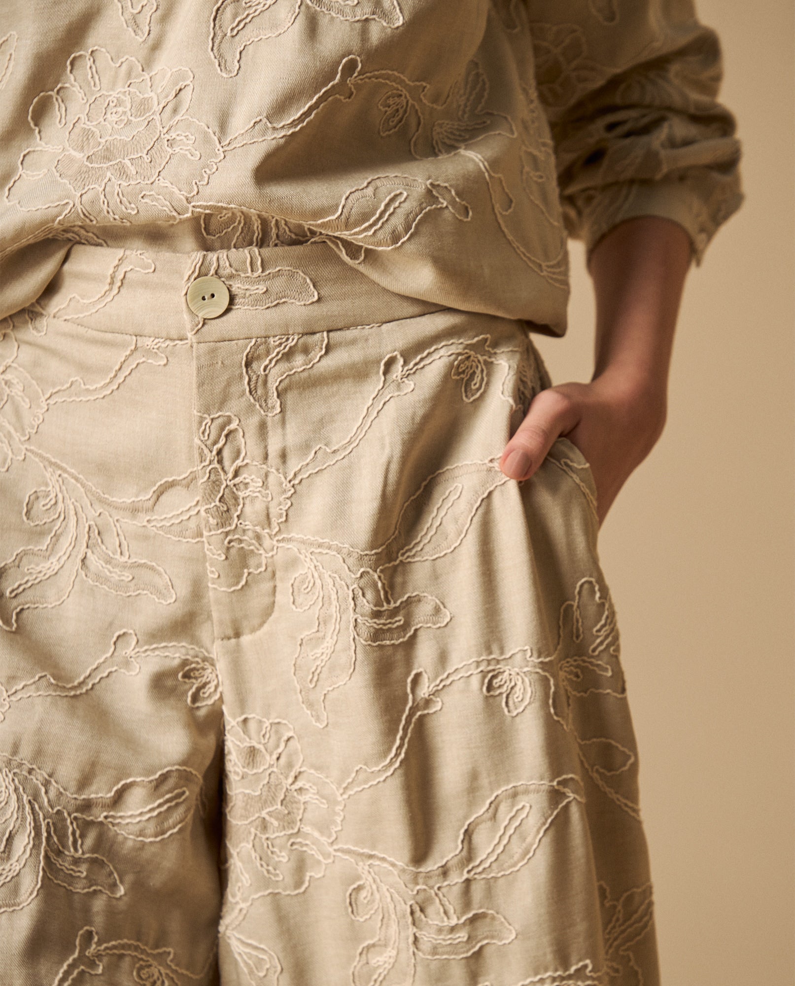 Pantalón chino crop silueta relajada - Beige 34_631H022_BEI151306_4
