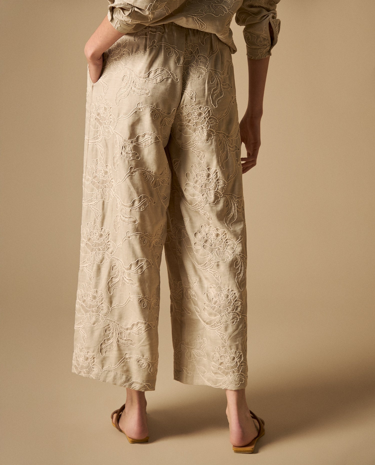 Pantalón chino crop silueta relajada - Beige