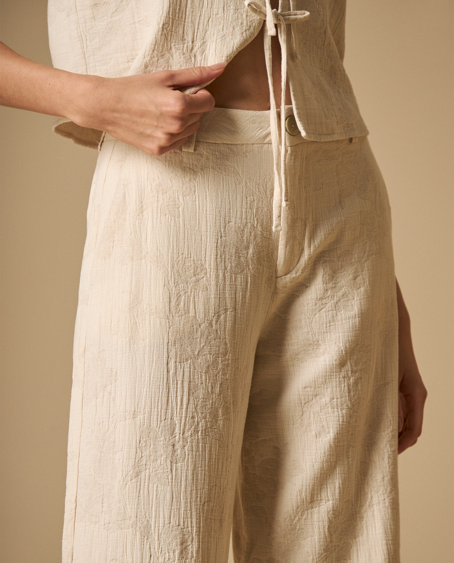 Pantalón tobillero con prenses en tejido fresco - Crudo