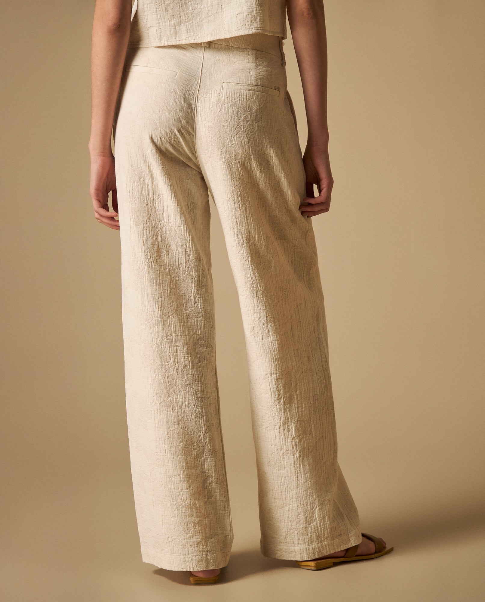 Pantalón tobillero con prenses en tejido fresco - Crudo 34_631H045_CRU110604_5