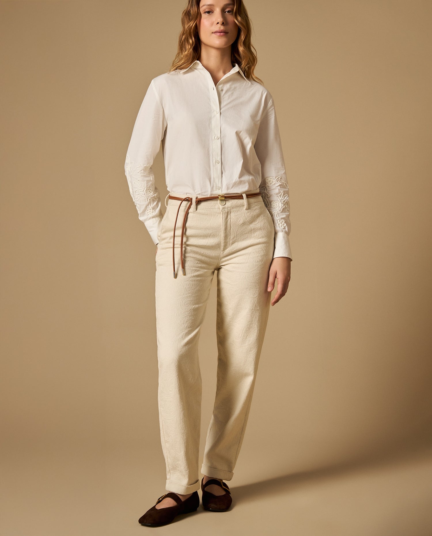 Pantalón chino tobillero con cinturón - Beige