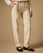Pantalón chino tobillero con cinturón - Beige