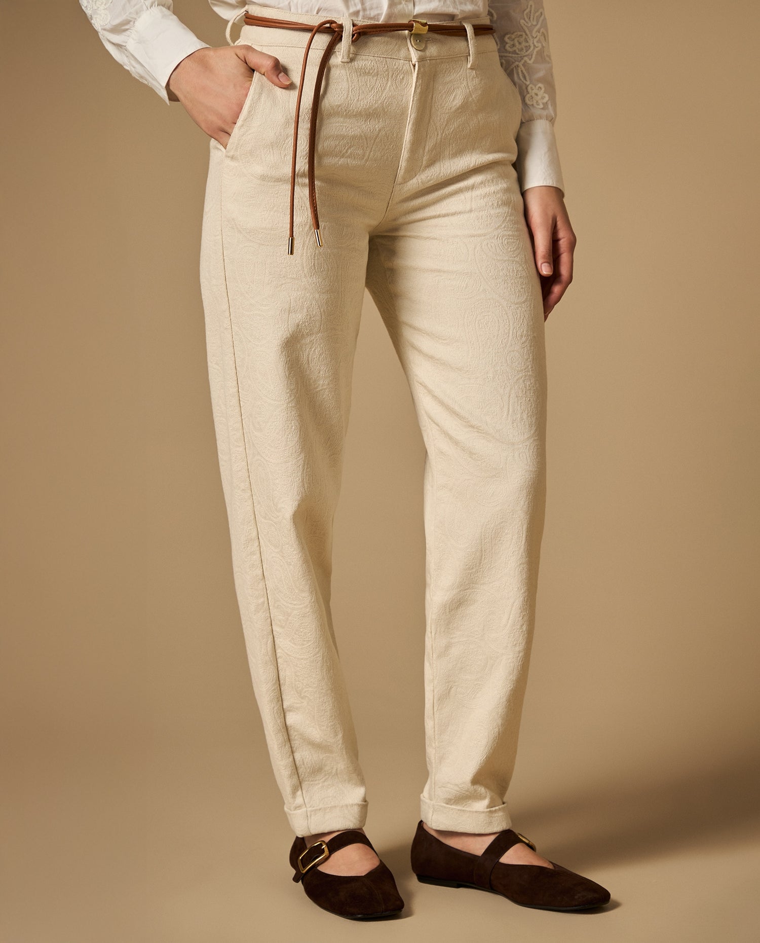 Pantalón chino tobillero con cinturón - Beige