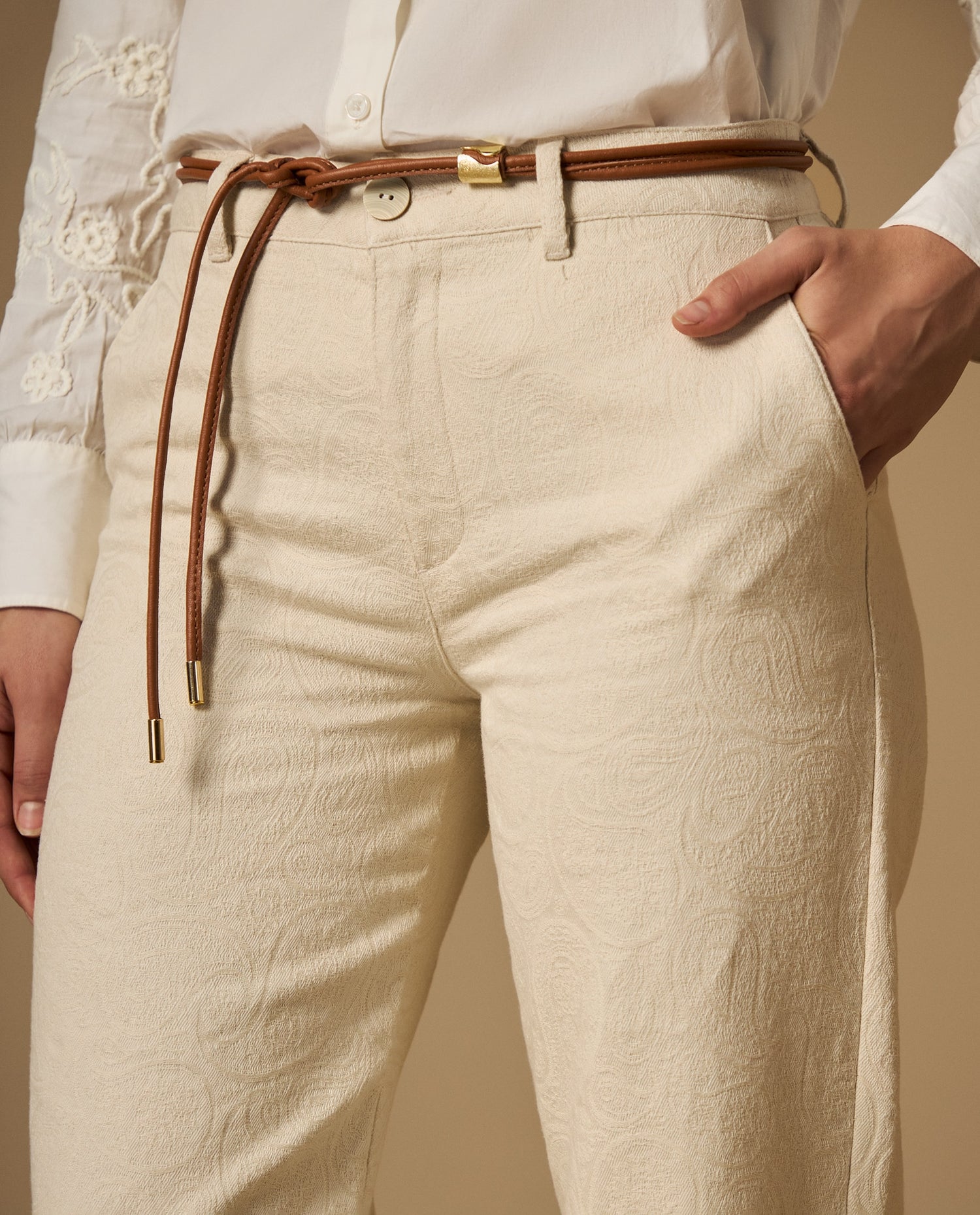 Pantalón chino tobillero con cinturón - Beige
