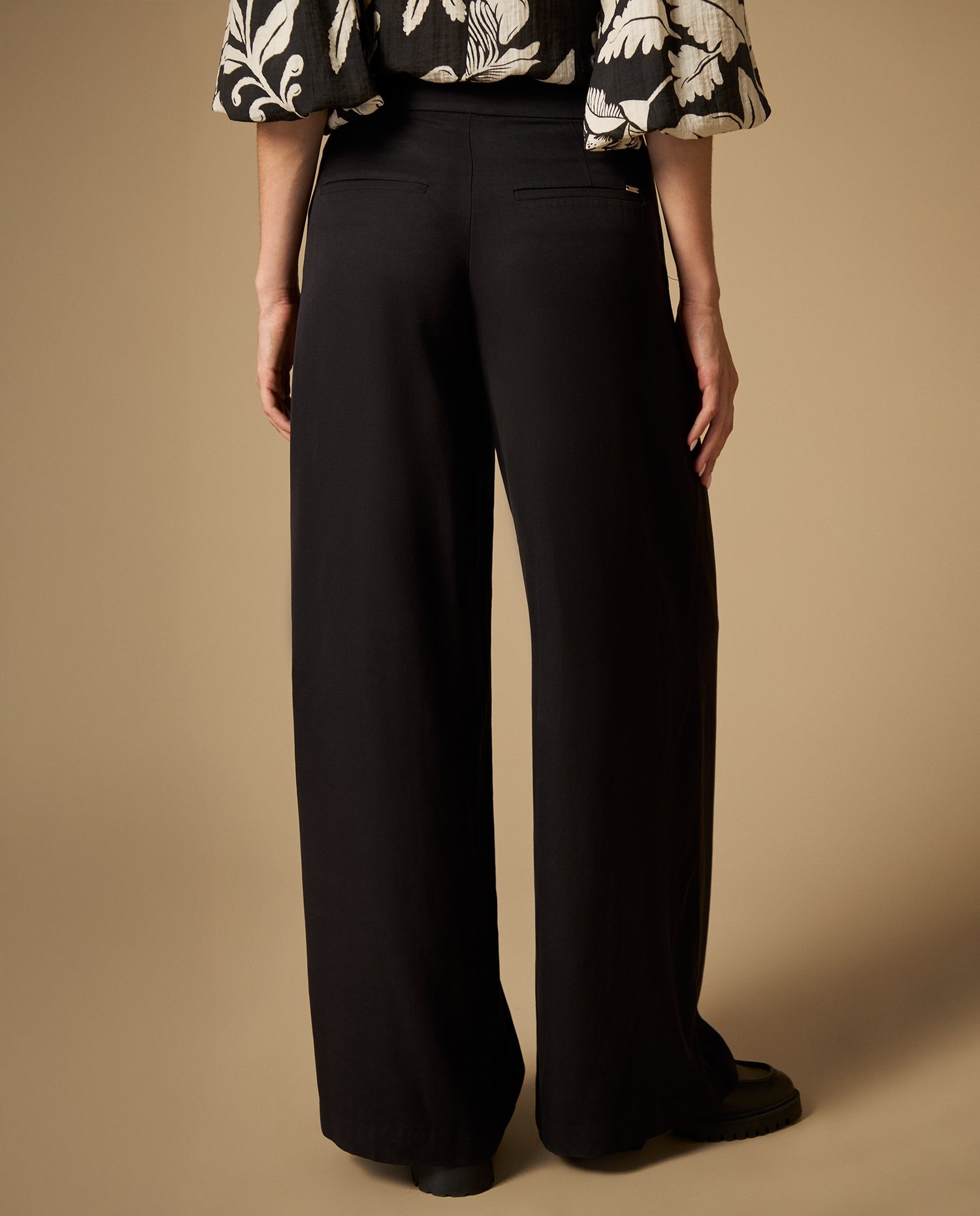 Pantalón palazzo tobillero de caída fluida - Negro