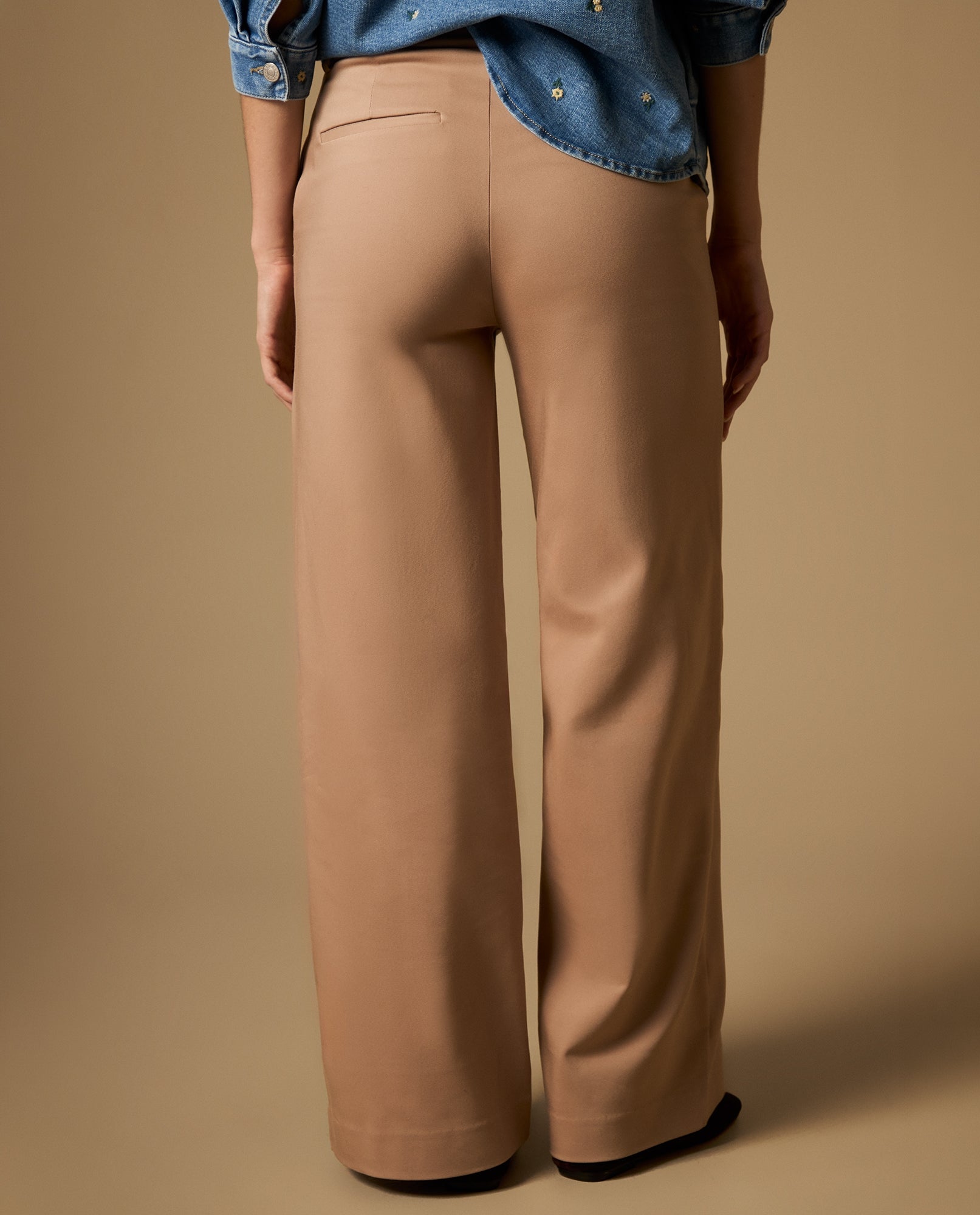 Pantalón recto con pinzas frontales - Café 34_632H010_CAF161412_4