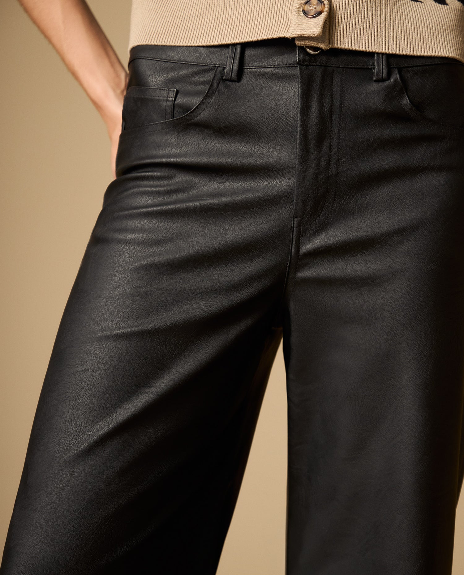 Pantalón jogger tobillero con acabado brillante - Negro