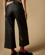 Pantalón jogger tobillero con acabado brillante - Negro