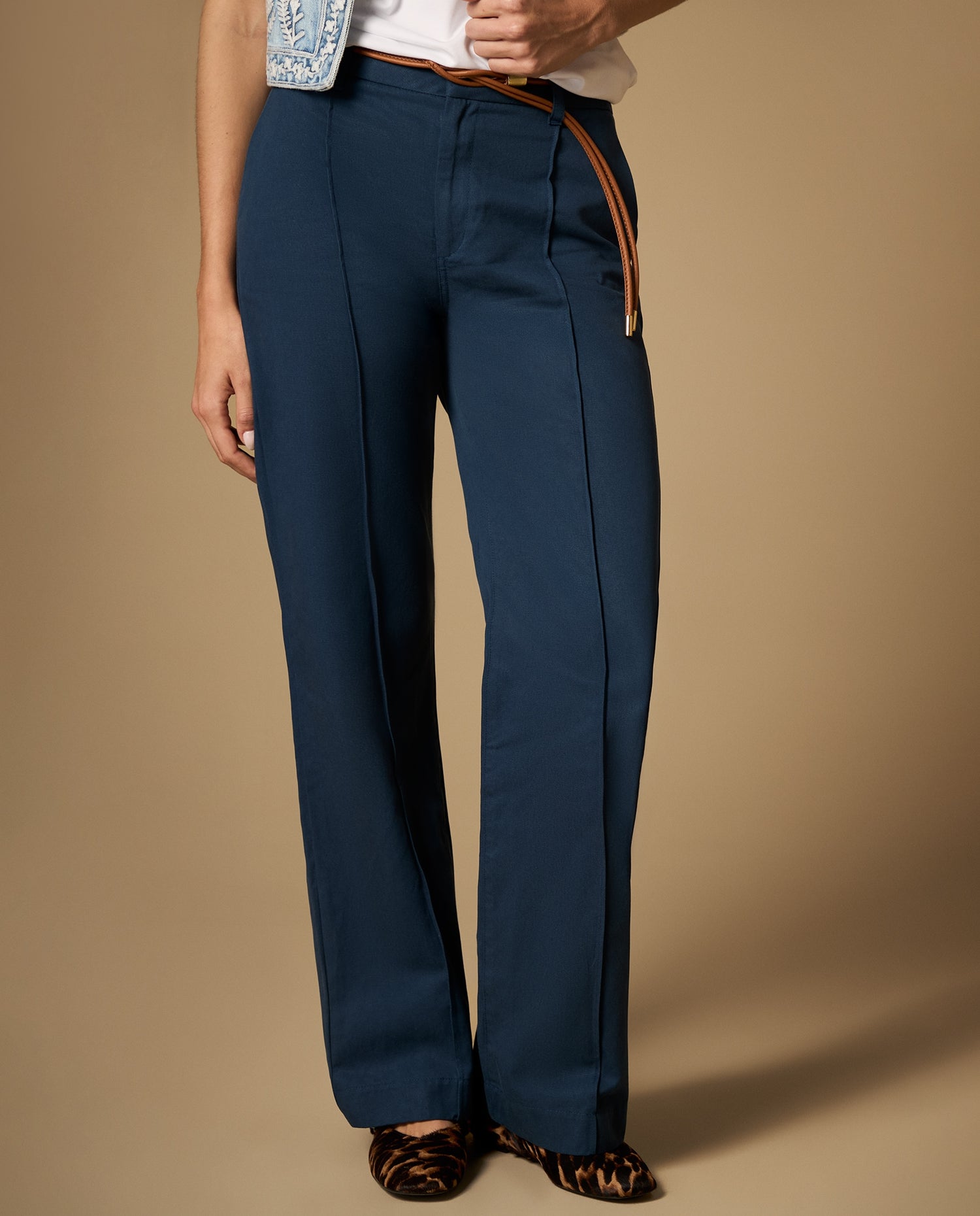 Pantalón chino tobillero con pinzas frontales - Azul
