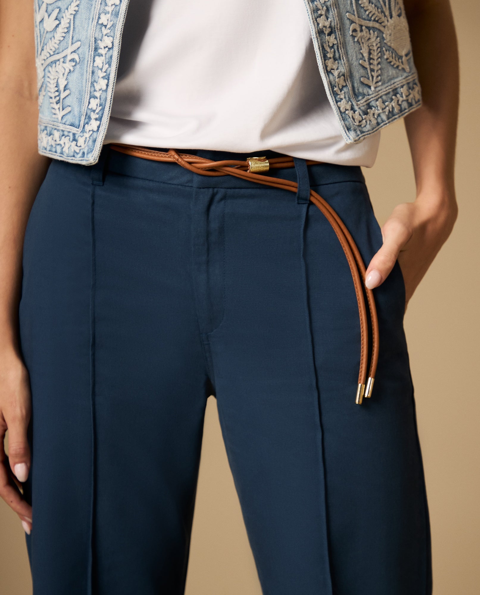 Pantalón chino tobillero con pinzas frontales - Azul 34_632H050_AZU194129_4
