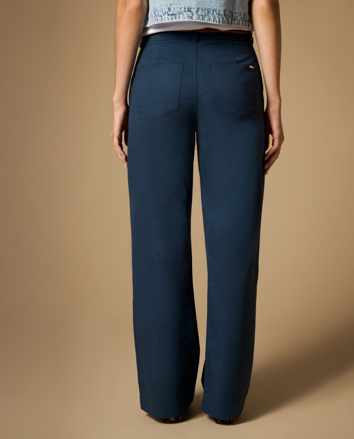 Pantalón chino tobillero con pinzas frontales - Azul