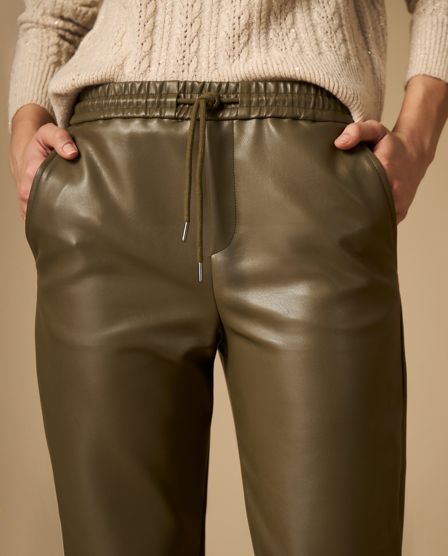 Pantalón con acabado tipo cuero silueta relajada - Verde