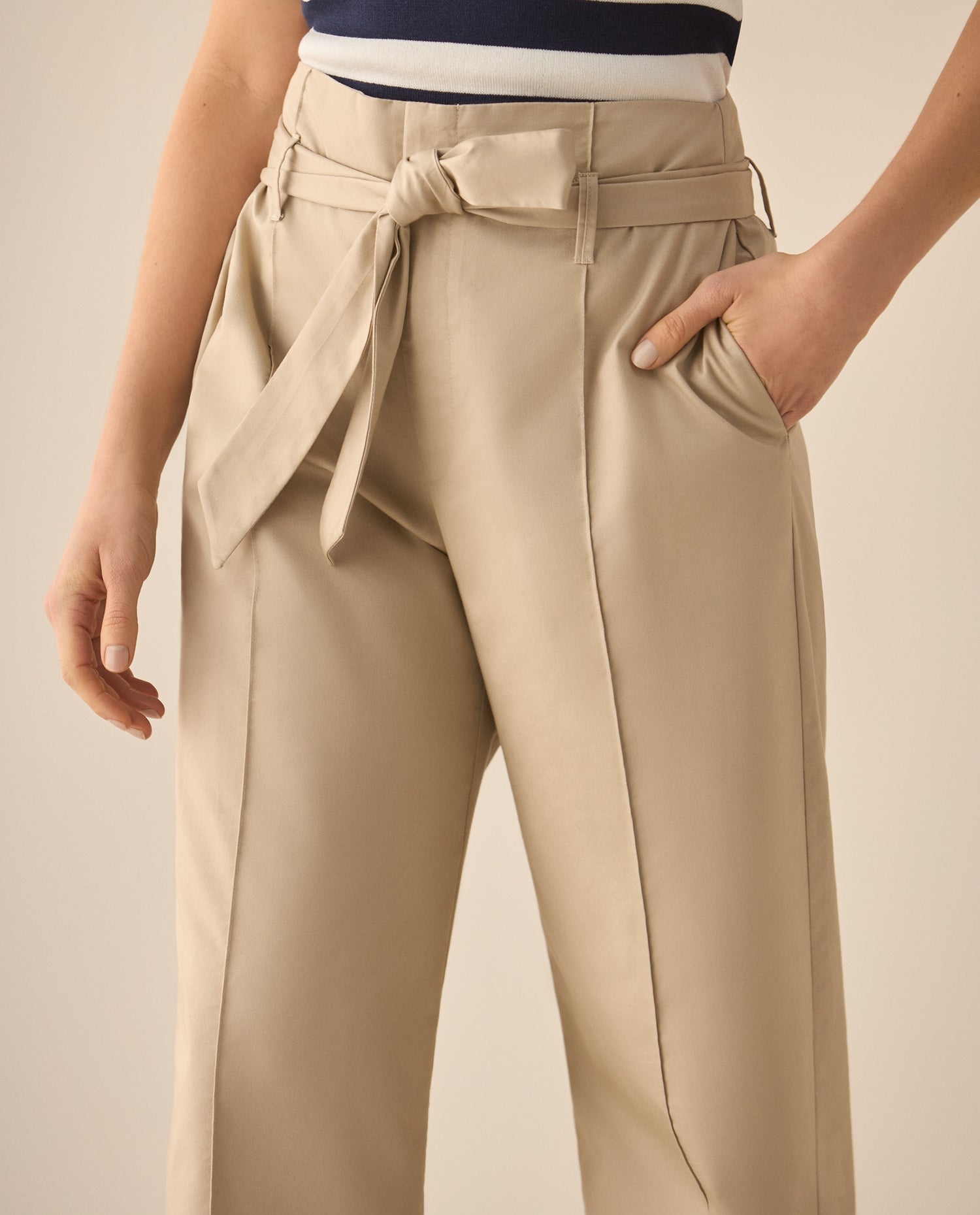 Pantalón recto con cinturon a juego para mujer  - Crudo