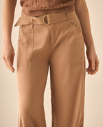 Pantalón con cinturón ajustable en la misma tela para mujer - Café
