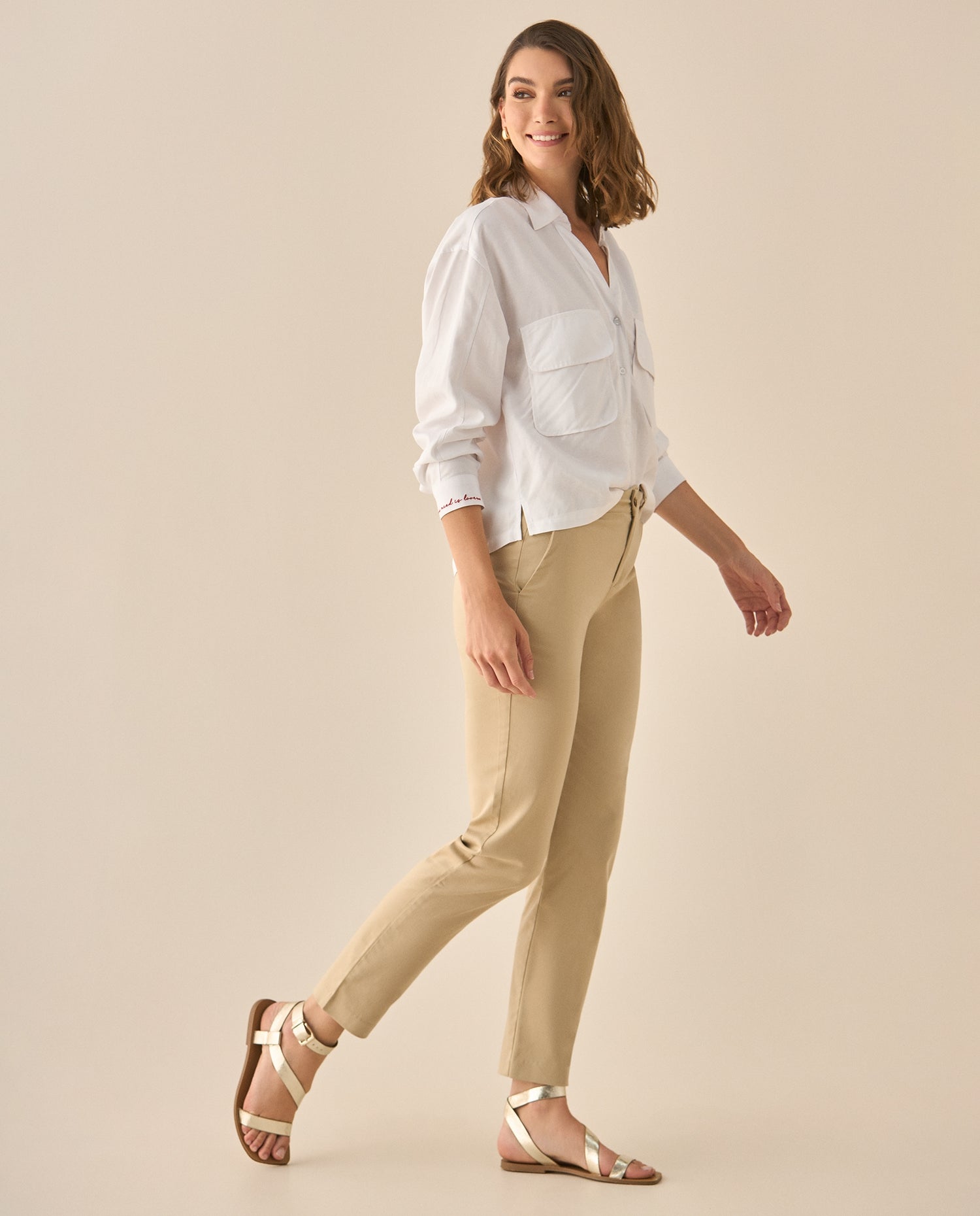 Pantalón clásico con bolsillos de ribete para mujer  - Café