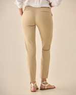 Pantalón clásico con bolsillos de ribete para mujer  - Café