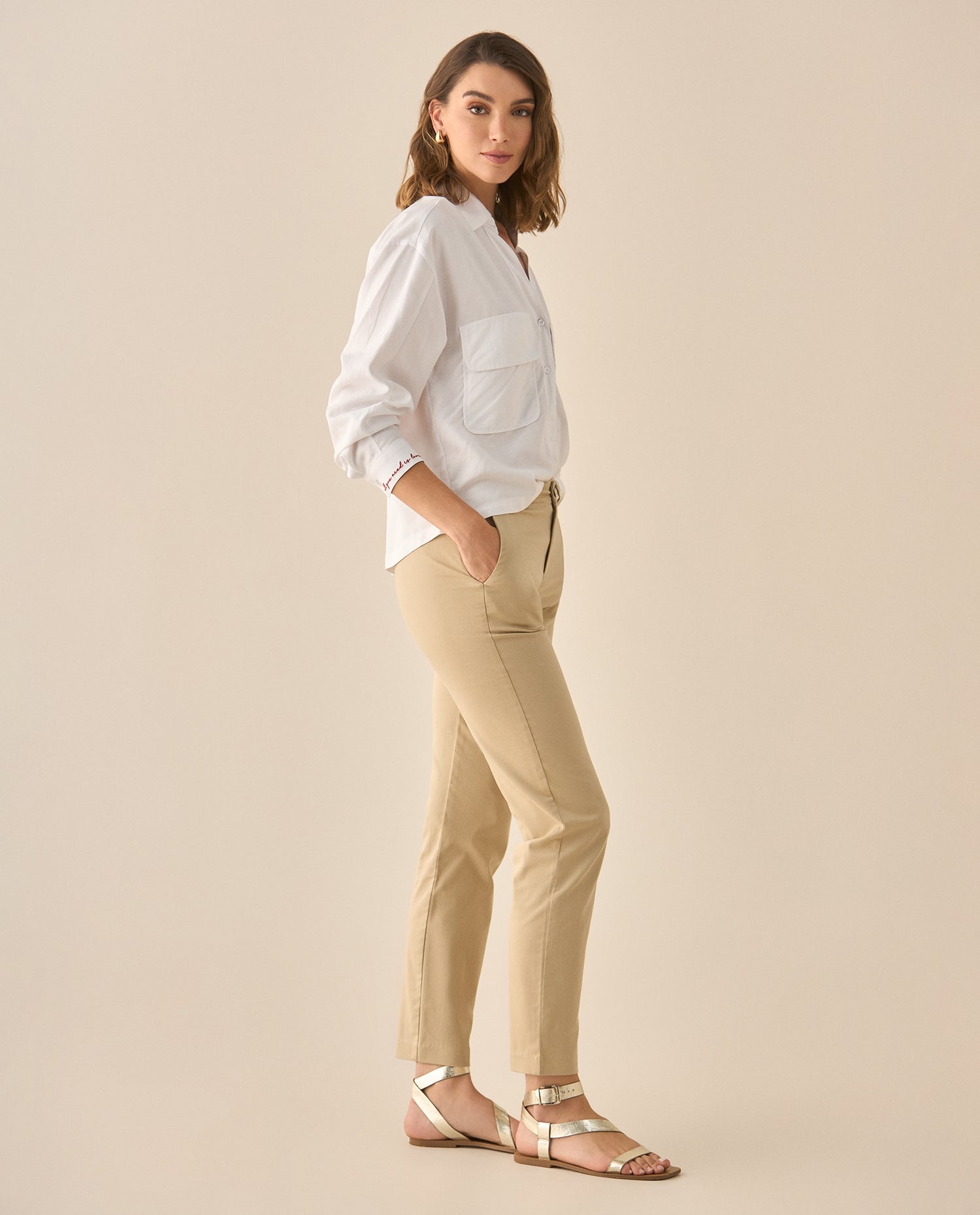 Pantalón clásico con bolsillos de ribete para mujer  - Café