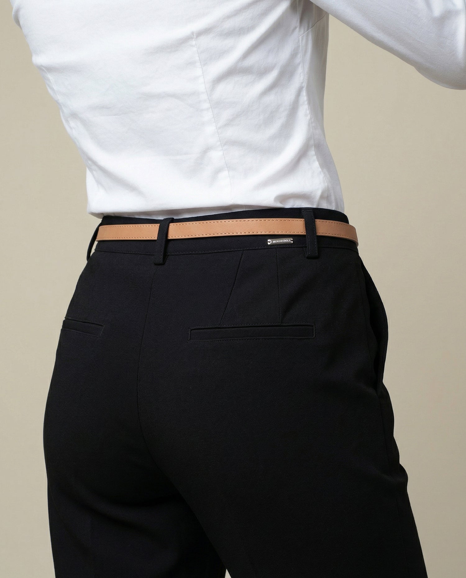 Pantalón straight con pinzas y ruedo doblado - Negro