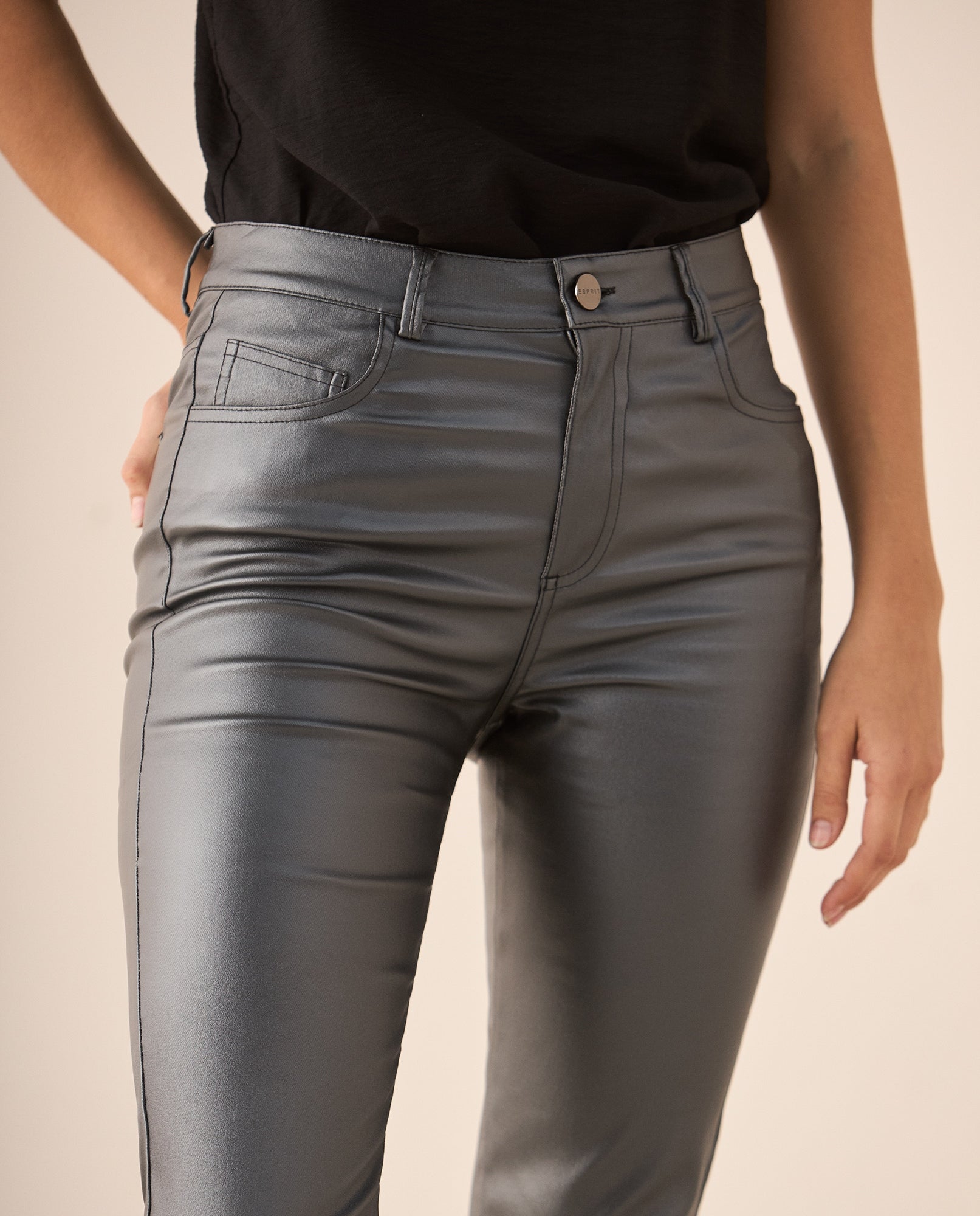 Pantalón con efecto metalizado para mujer - Gris 34_639F016_GRI194104_5